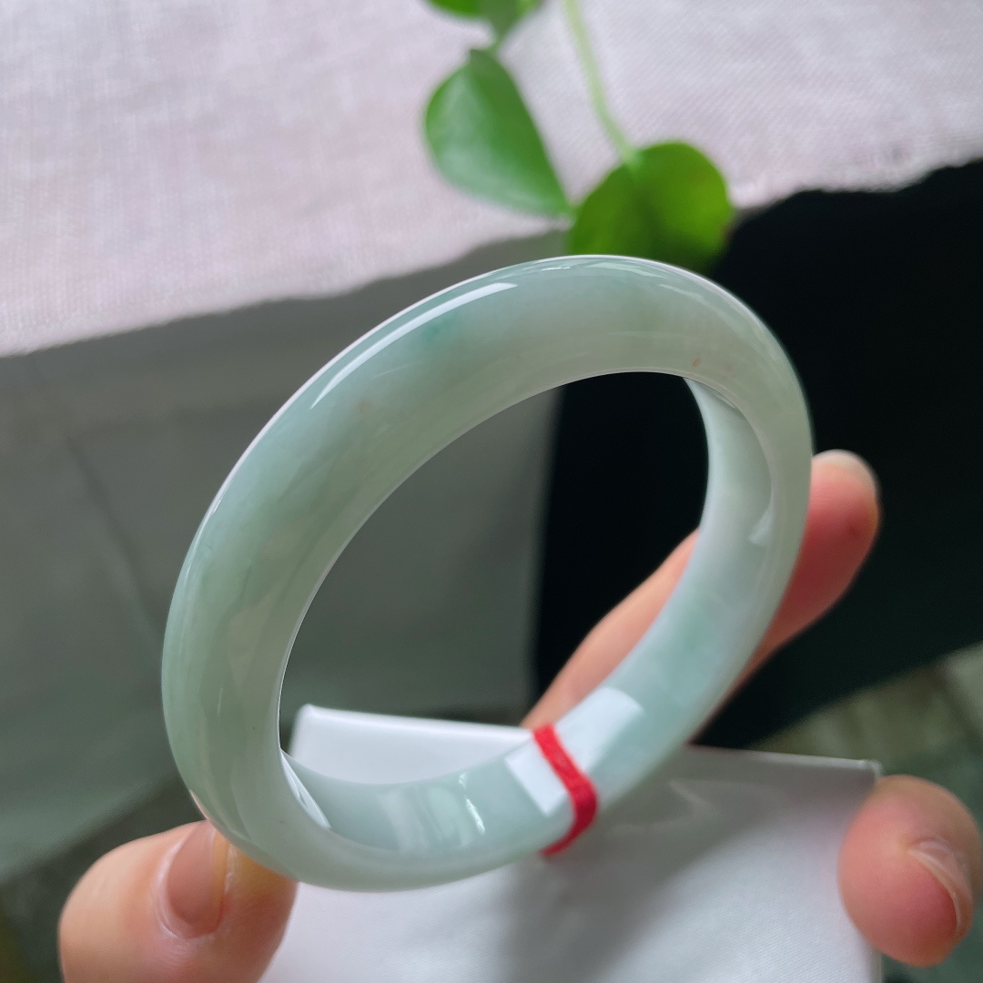 绿底正圈，无裂，晴底飘翠翡翠镯，玉质细腻水润，颜色淡雅耐看，日常佩戴百搭不挑人。ss56908a