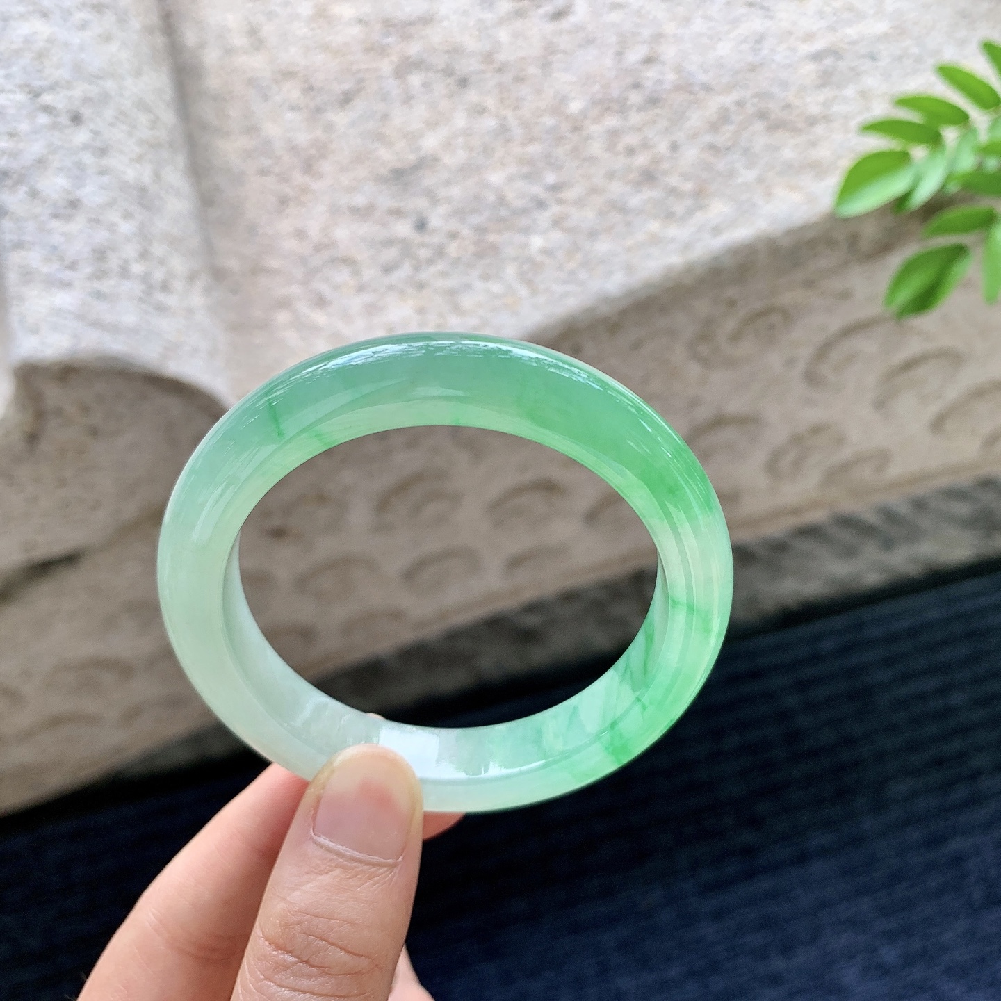 正圈53 54，圈口54.5/10.6/8.7，编码HT080527，冰糯阳绿，水润，种老，细腻，有纹线