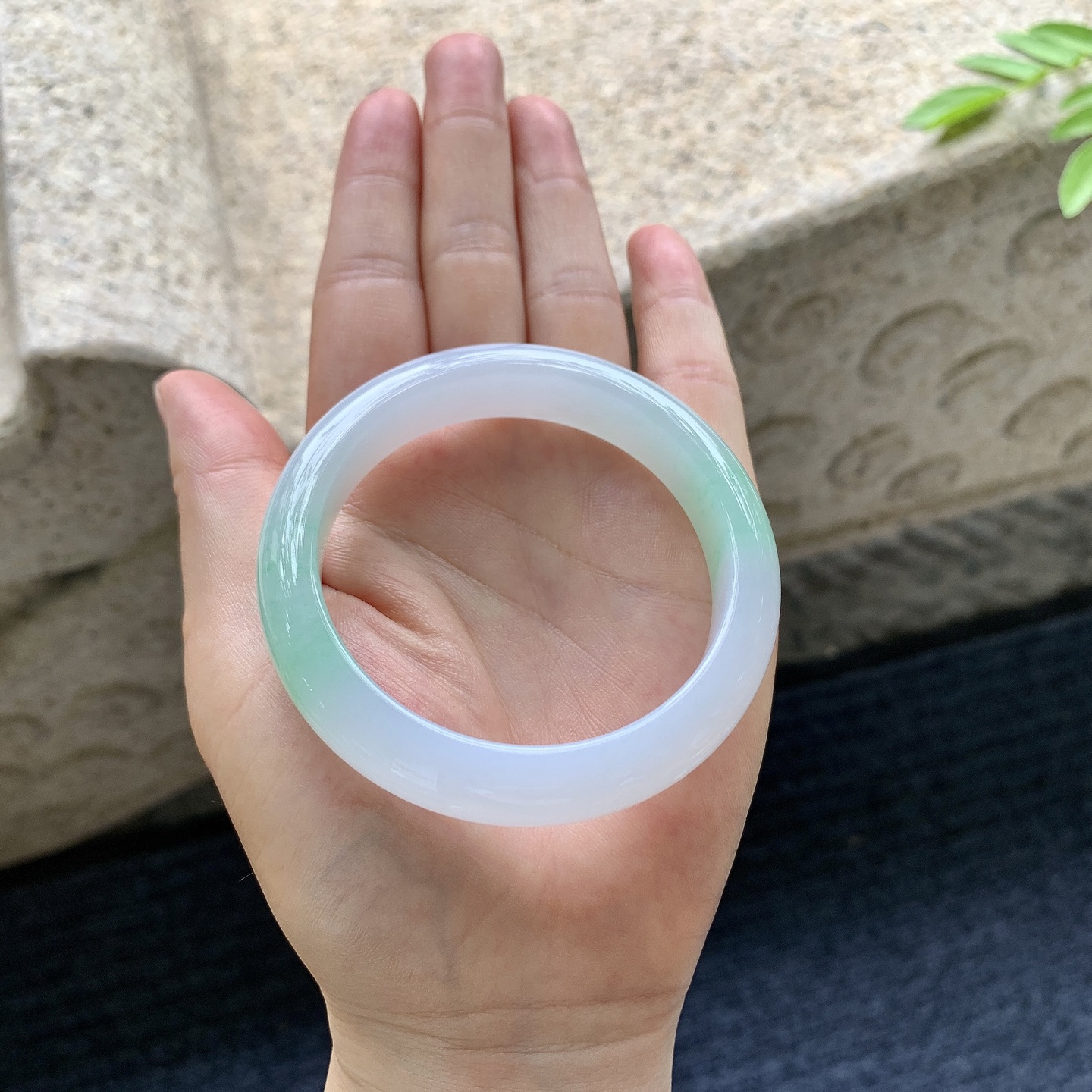 正圈53 54，圈口54.3/12/8.2，编码AD080411，描述细糯春彩，水润，种老，细腻，无裂。