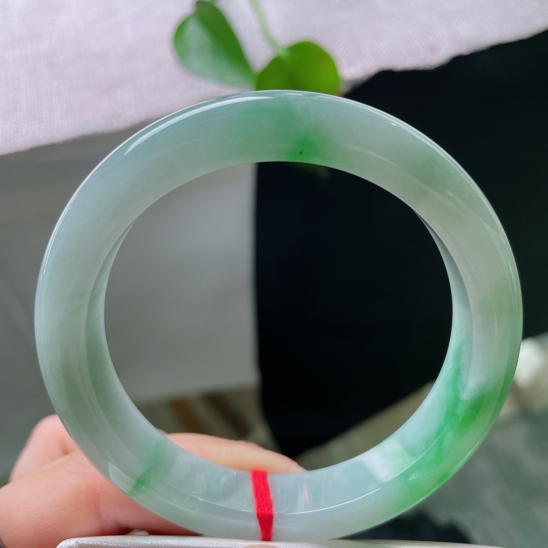 57.3/11.9/8.7飘绿正圈，翠色鲜活，种老，细润，贵气自扬，里圈纹裂，57132