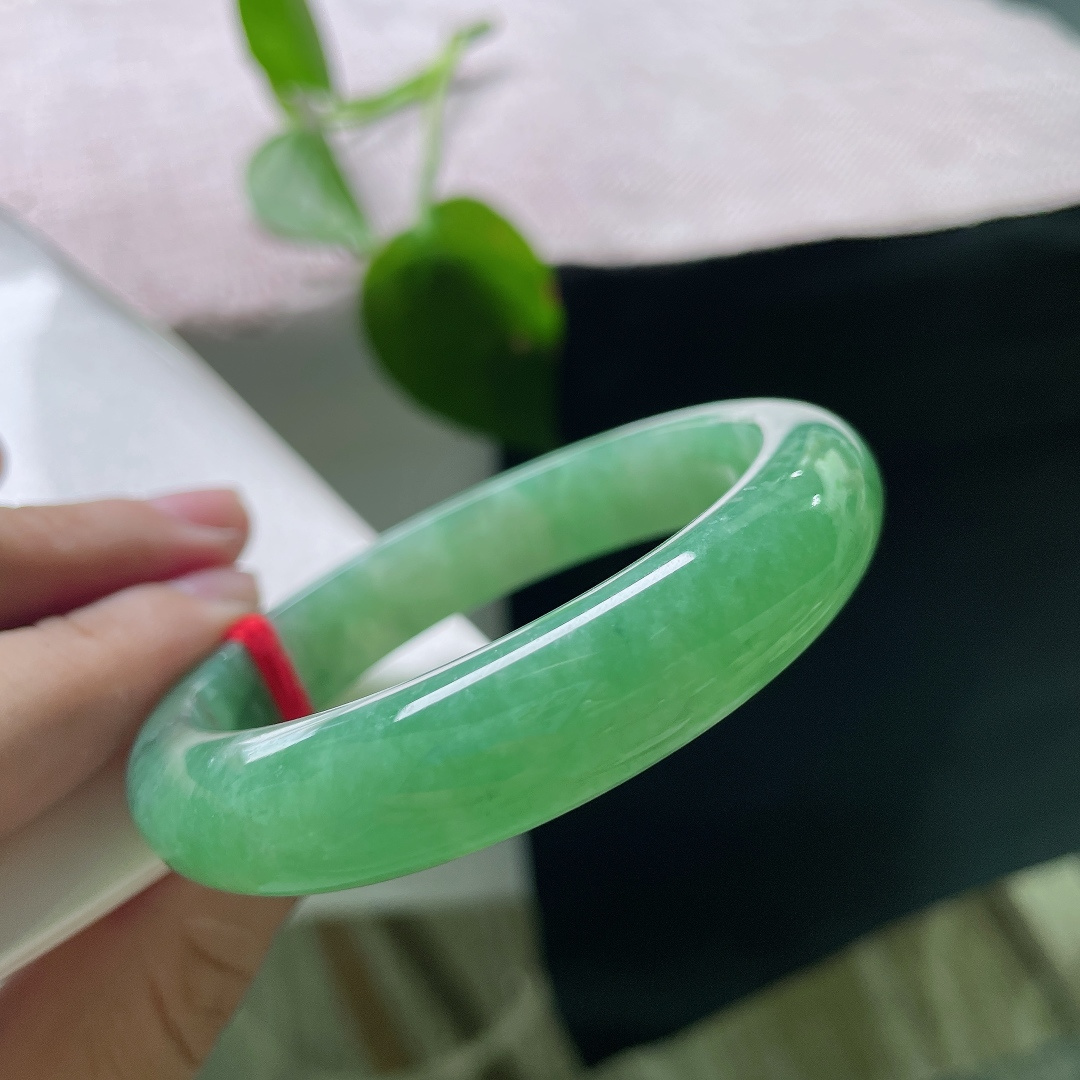 绿底正圈，晶体感，满圈湖水绿糯冰镯，翠色浓郁均匀铺满镯身。ss56356a