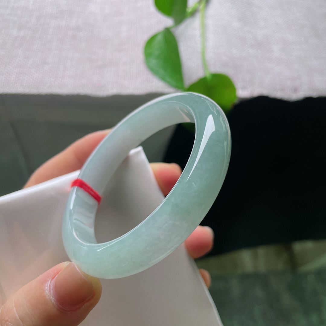 55/11.8/8.0，蓝底正圈，晶体，薄雾青泽萦绕环身，水头通透，质感温润敦厚，不艳不张扬，于腕间尽显从容恬淡。ss56777a