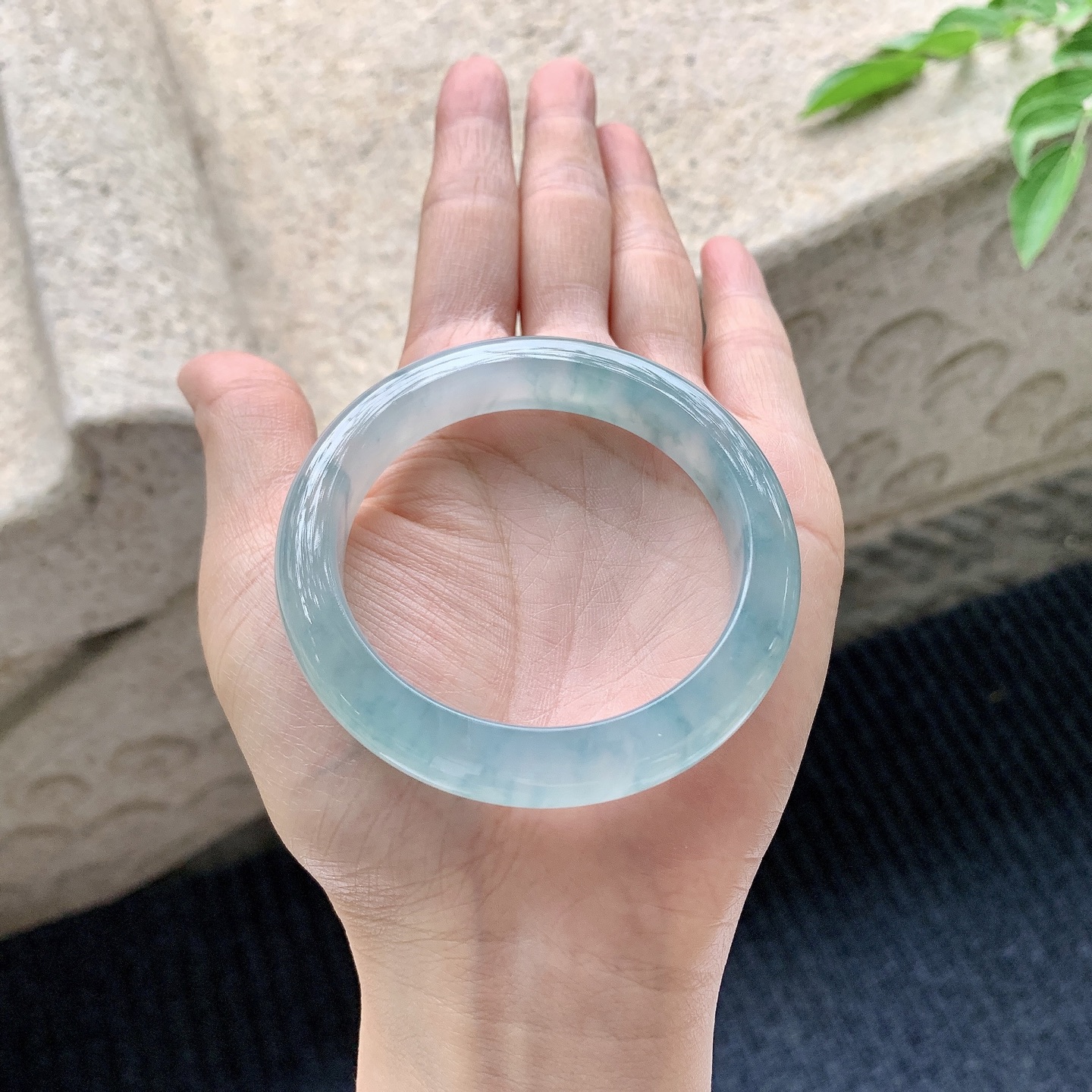 正圈50 51，圈口51.8/10.3/8.3，编码B2071617，冰飘花，水润，种老，细腻，有纹线