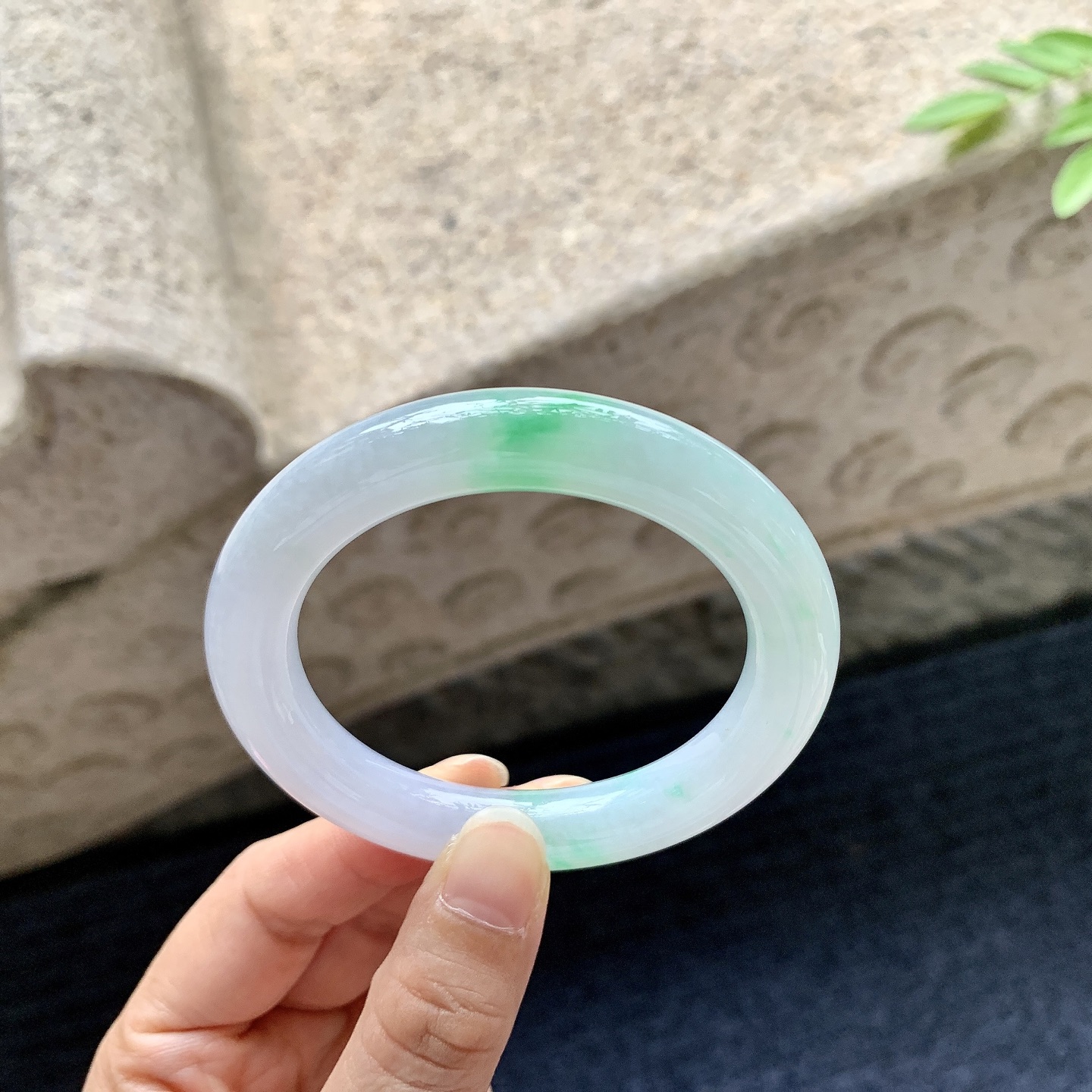 圆条50 51，圈口51.7/10.5/10，编码G7080403，描述冰糯春彩，水润，种老，细腻，无裂。