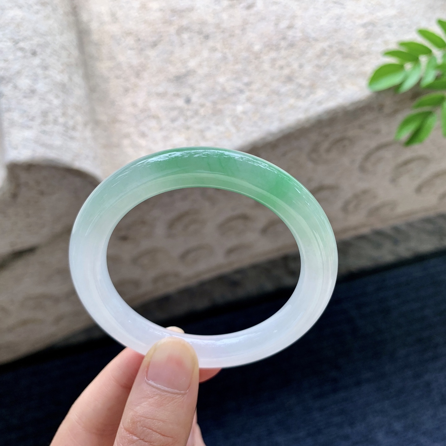 圆条51 52，圈口52.2/9/9.3，编码GL080522，糯冰飘绿，水润，种老，细腻，有纹线。
