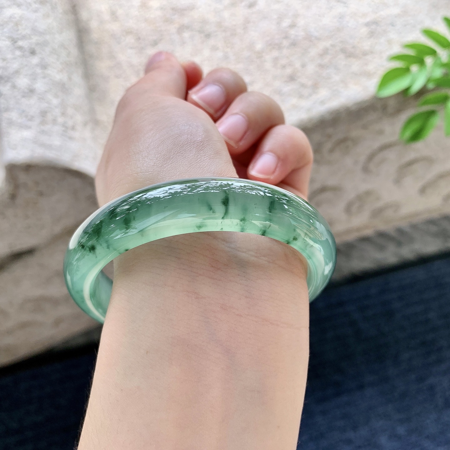 正圈56 57，圈口57.1/13.1/8.1，编码HW080519，冰油绿飘花，清透，水润，种老，细腻，无裂。