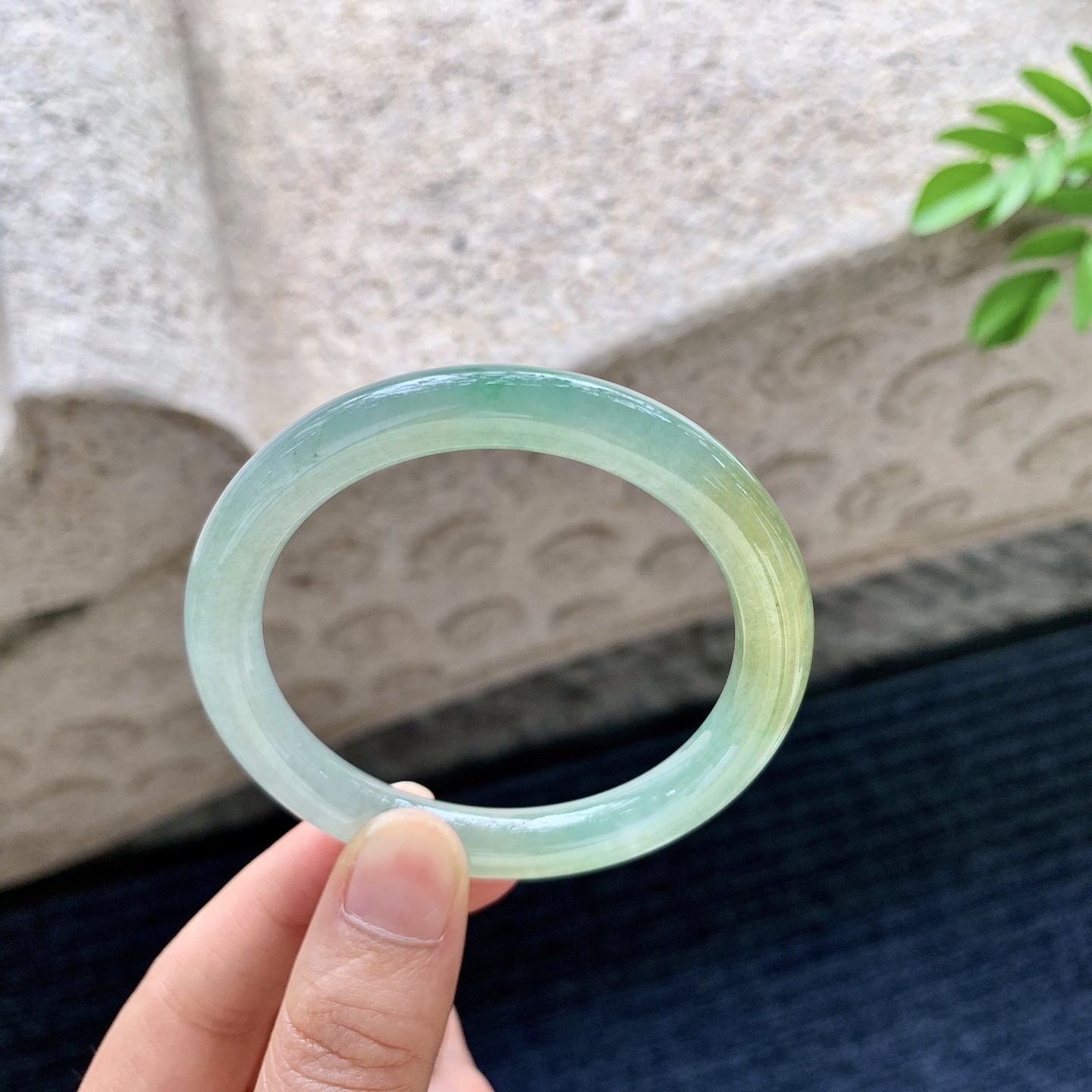 圆条51 52，晴绿飘黄翡，水润，种老，细腻，无裂。