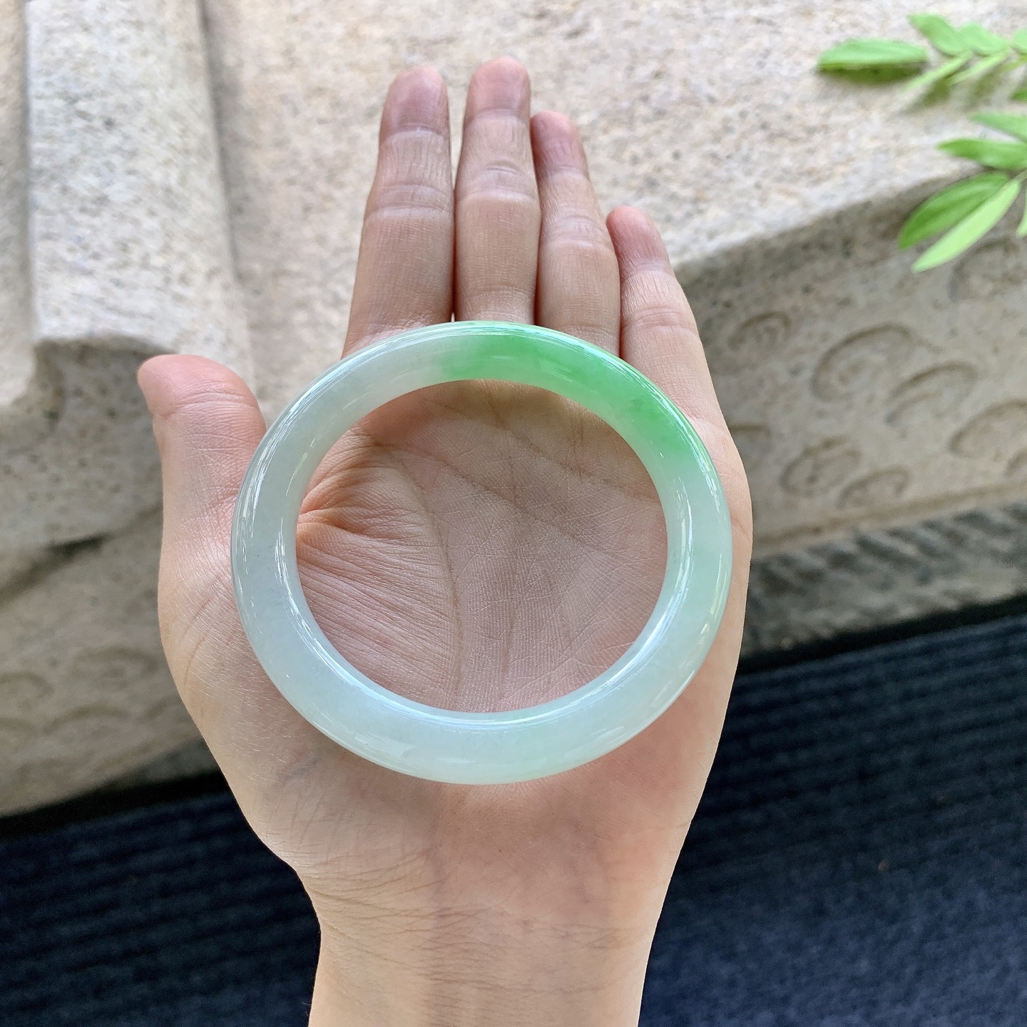 圆条52 53，圈口53.8/9/9，编码GL080572，描述飘阳绿，水润，种老，细腻，有棉线