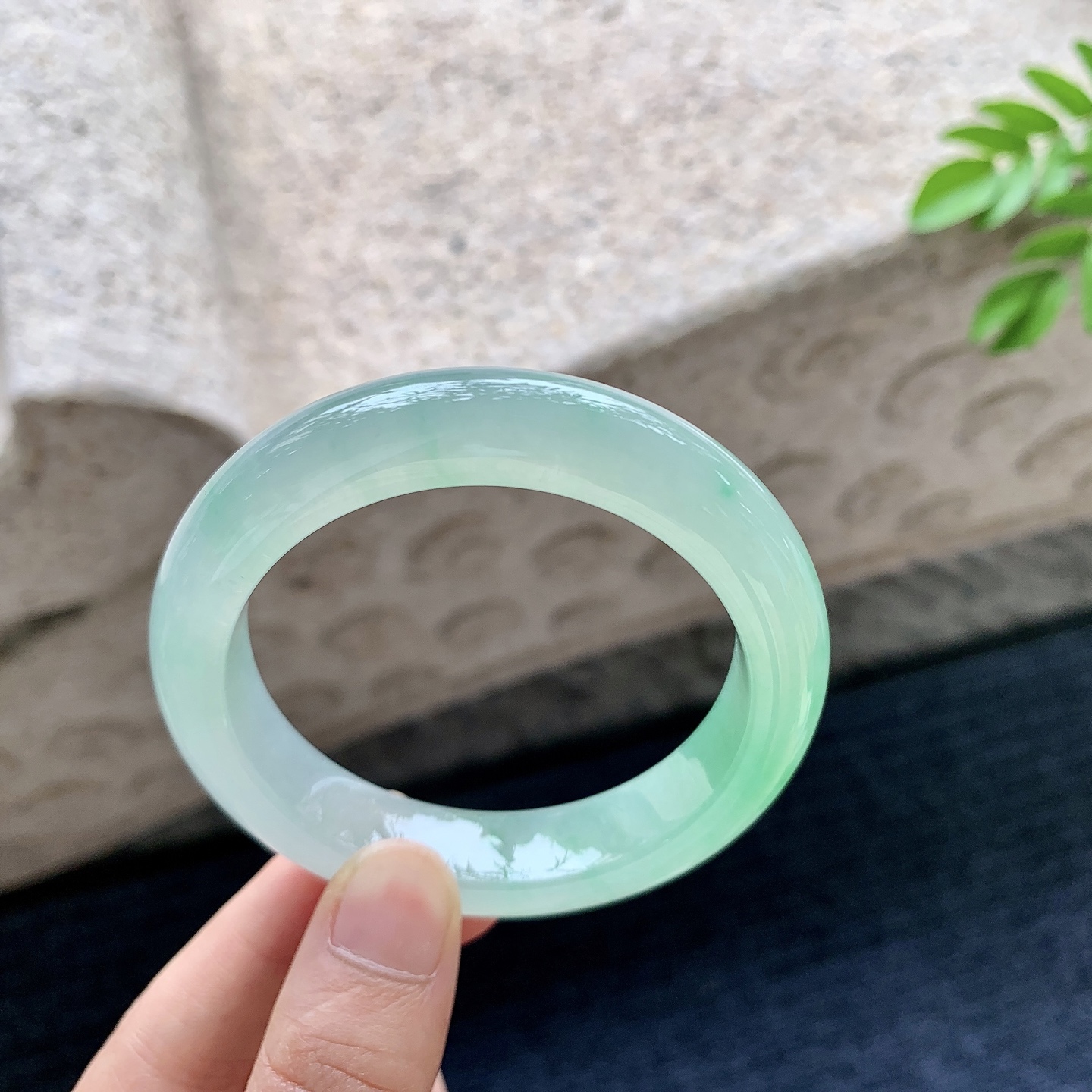 正圈52 53，圈口53.3/12.3/9.2，编码G7080538，冰糯阳绿，水润，种老，细腻，无裂。