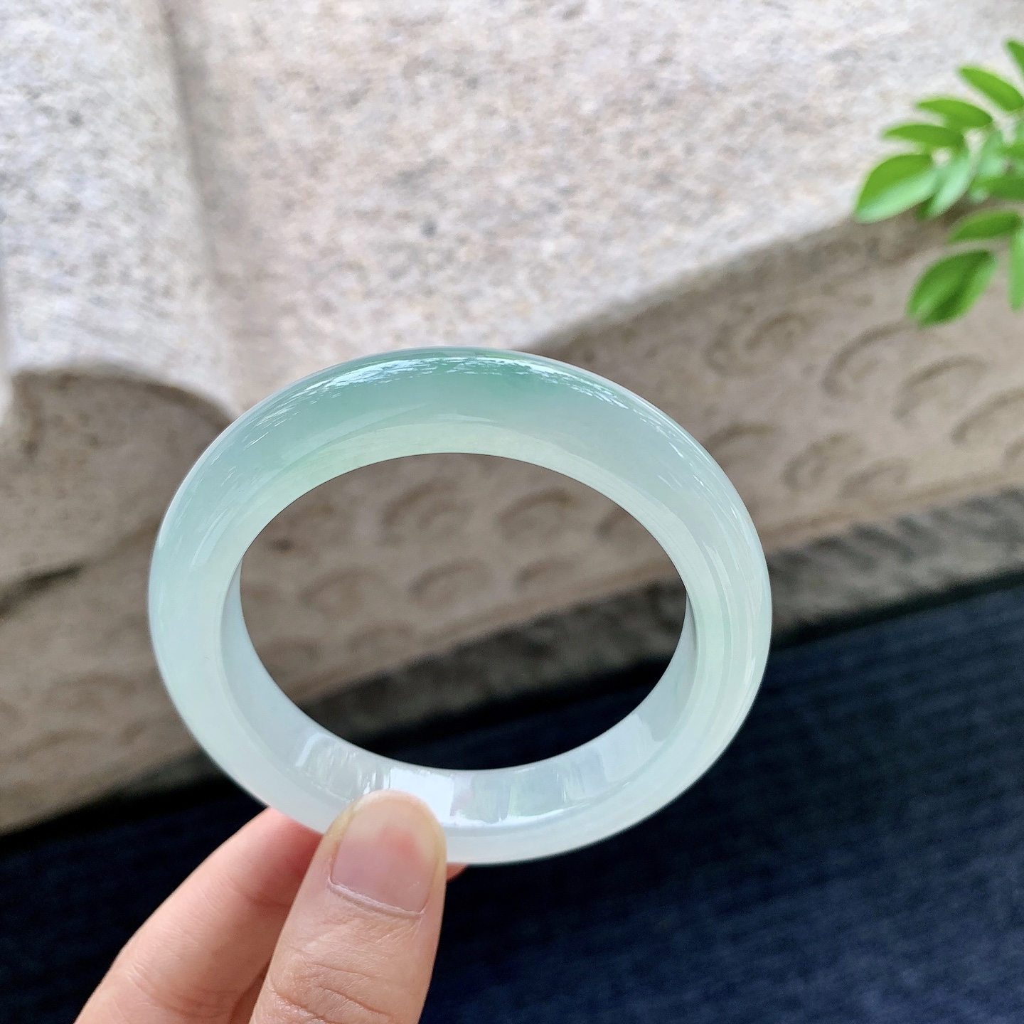 正圈53 54，圈口54.8/11.8/9，编码G7080534，描述：冰糯飘绿，水润，种老，细腻，无裂。