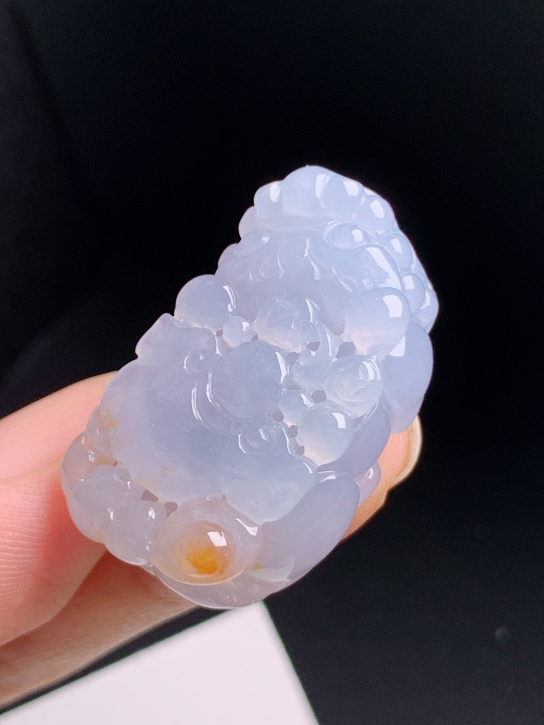 冰黄翡貔貅，雕工灵动，质地细腻，招财纳福