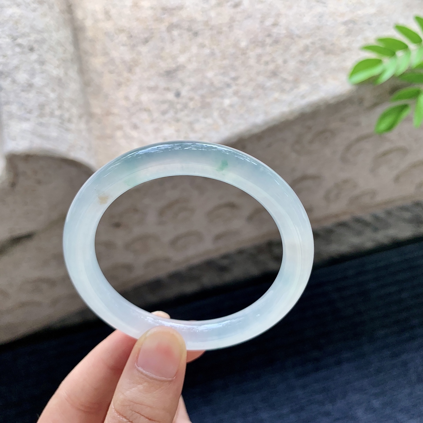 圆条52 53，圈口53.5/8.5/8.3，编码C5080524，描述：冰糯飘绿，清透，水润，种老，细腻，打灯有絮线