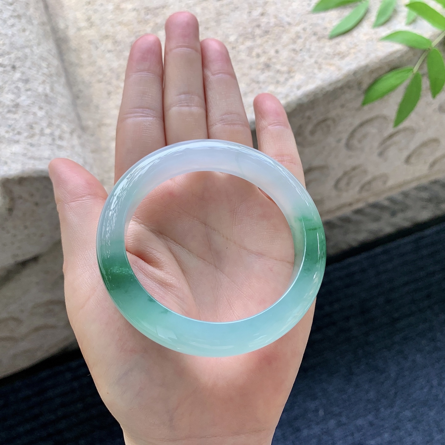 正圈53 54，圈口54.8/12.2/8.6，编码A1072751，描述冰飘绿，清透，水润，种老，细腻，打灯有棉线