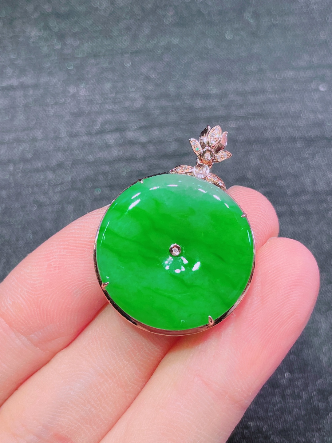 高冰绿平安扣吊坠，晶莹剔透，新颖时尚，品相