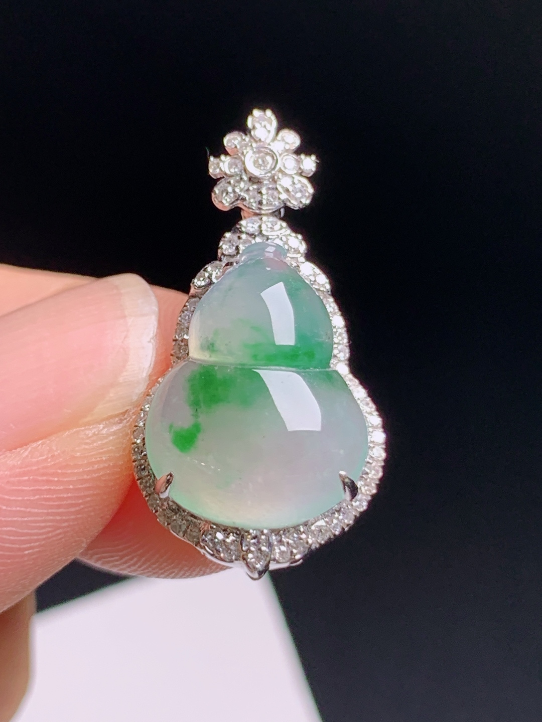 冰飘花葫芦吊坠，花色鲜活，围钻精致，吉祥显贵，0801
