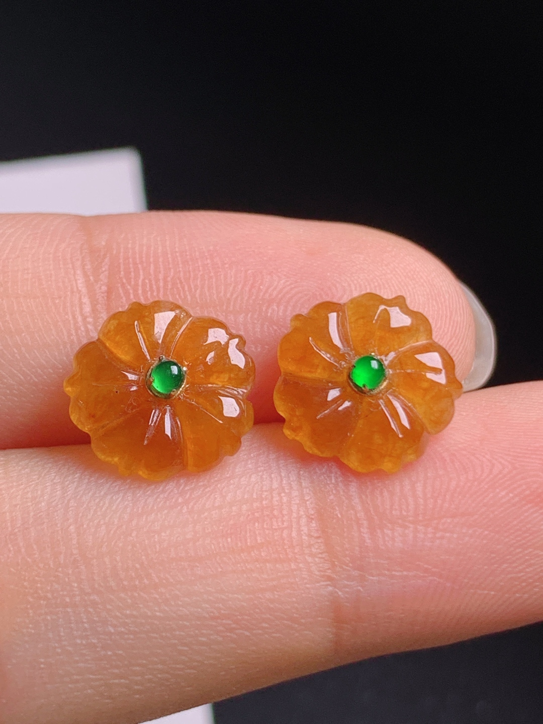 红翡小花耳钉，暖黄明艳，色泽均匀，温柔显贵