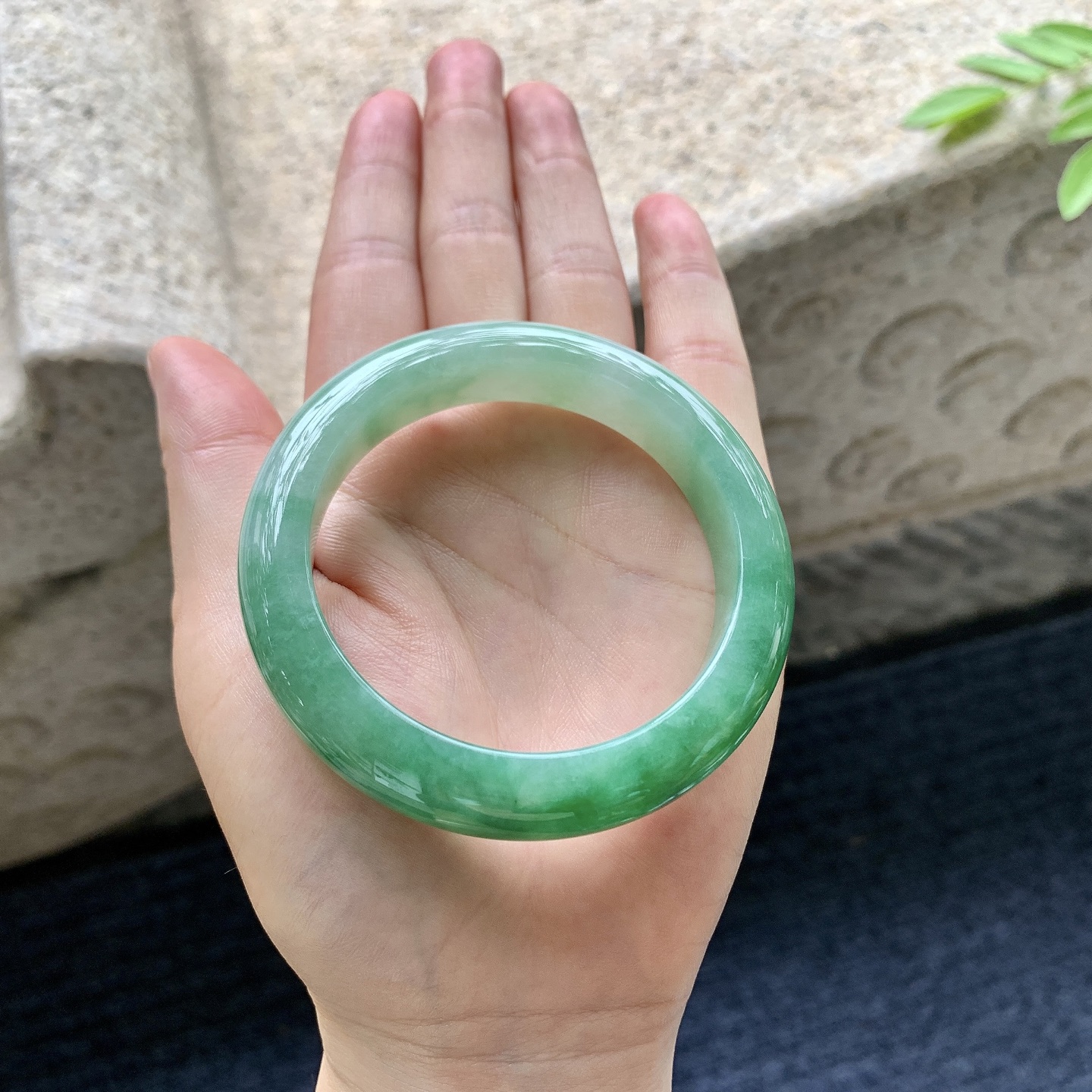 正圈52 53，圈口53.8/12/8.9，编码A1080430，描述辣绿，水润，种老，细腻，打灯有