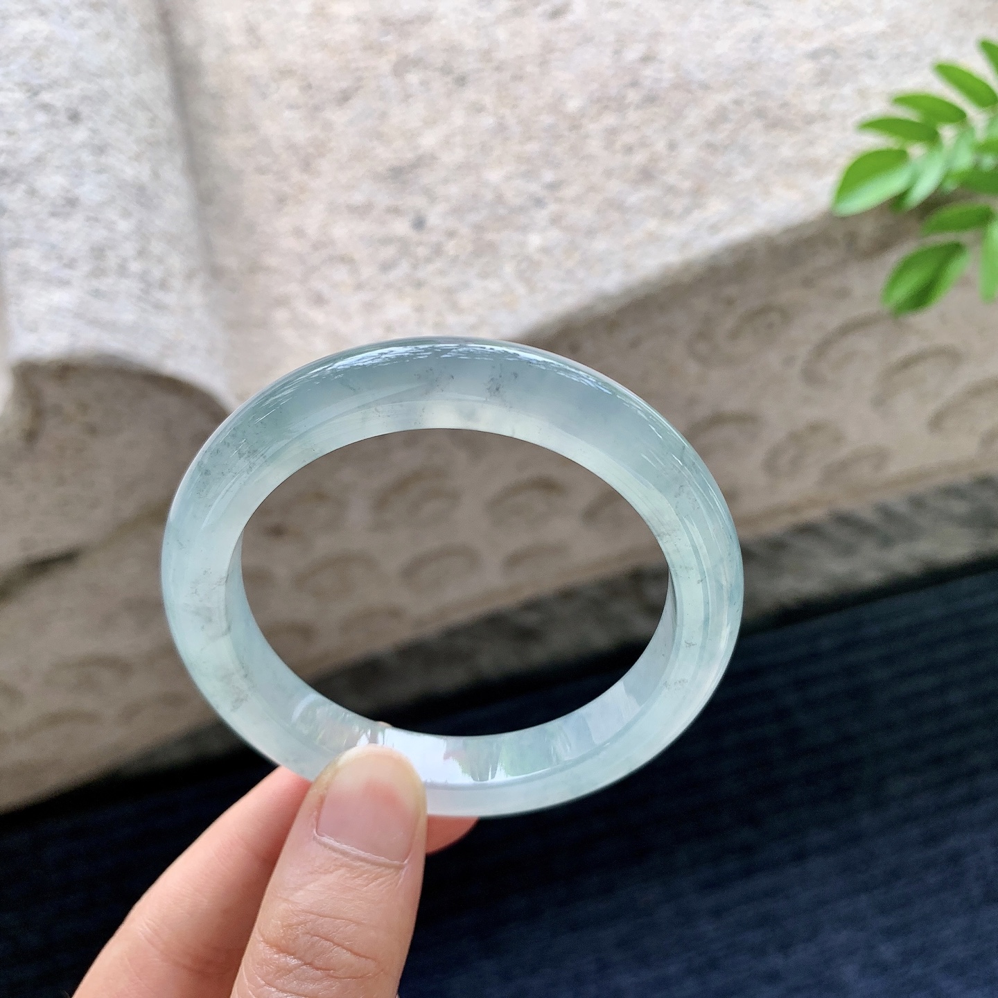 正圈52 53，圈口53.8/9.7/8.5，编码G7080536，描述：冰糯飘花，水润，种老，细腻，无裂。