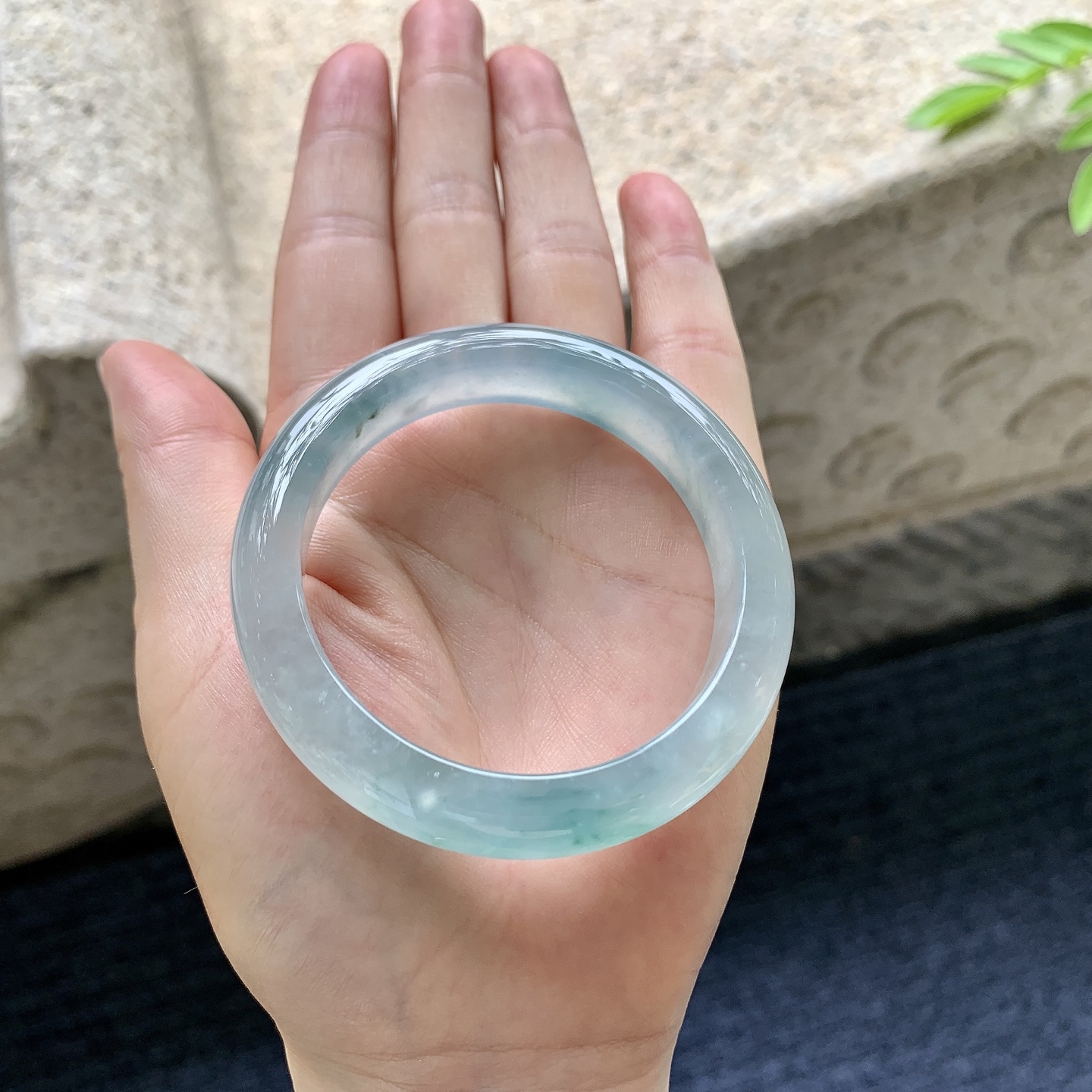 正圈50 51，圈口51.6/11.8/8.1，编码BA080404，冰糯飘绿，水润，种老，细腻，打