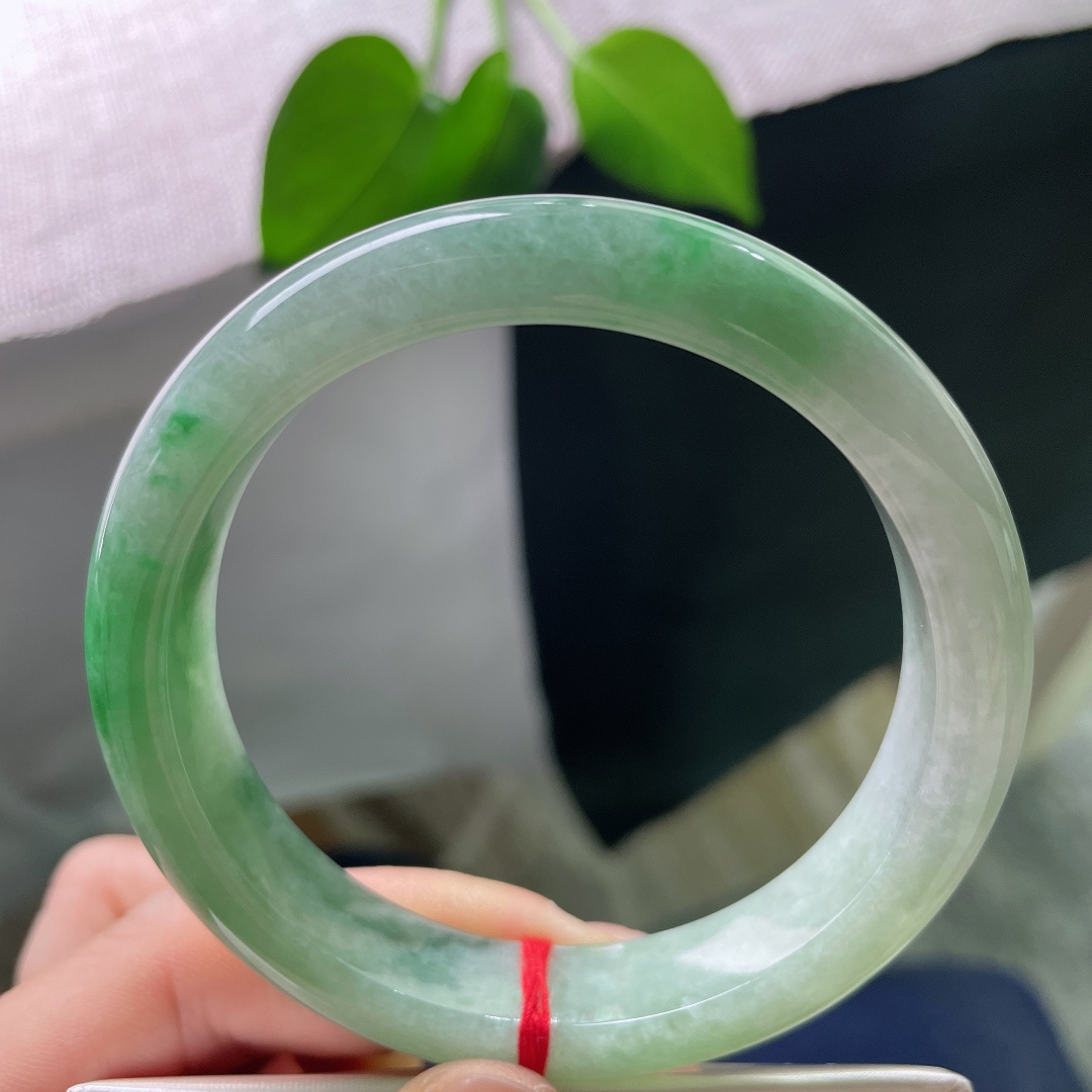 58.4/12.8/8.9，飘绿正圈，皮纹，底色温润柔和，鲜亮灵动的阳绿萦绕镯侧，绿感鲜活明媚，气质温婉鲜活，ss56757a