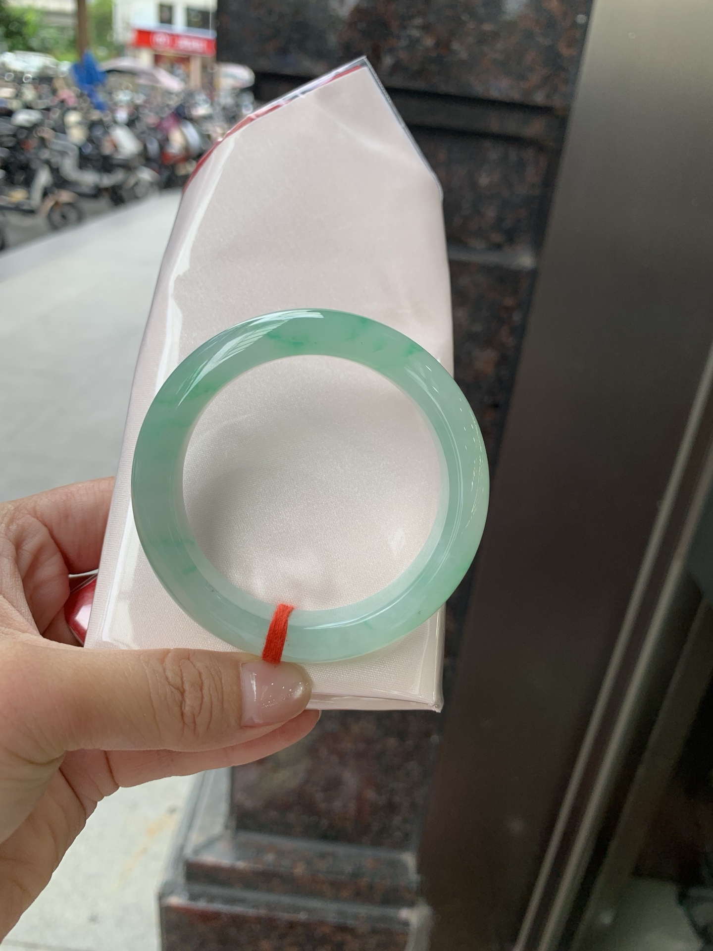 飘绿正圈，53.4-12.1-8.9，0805-N1300，无裂，底妆水润细腻，通透的苹果绿底色像是被春雨洗过的嫩叶在，阳光下还会透出甜甜的蜜糖光泽，夏日清新感拉满