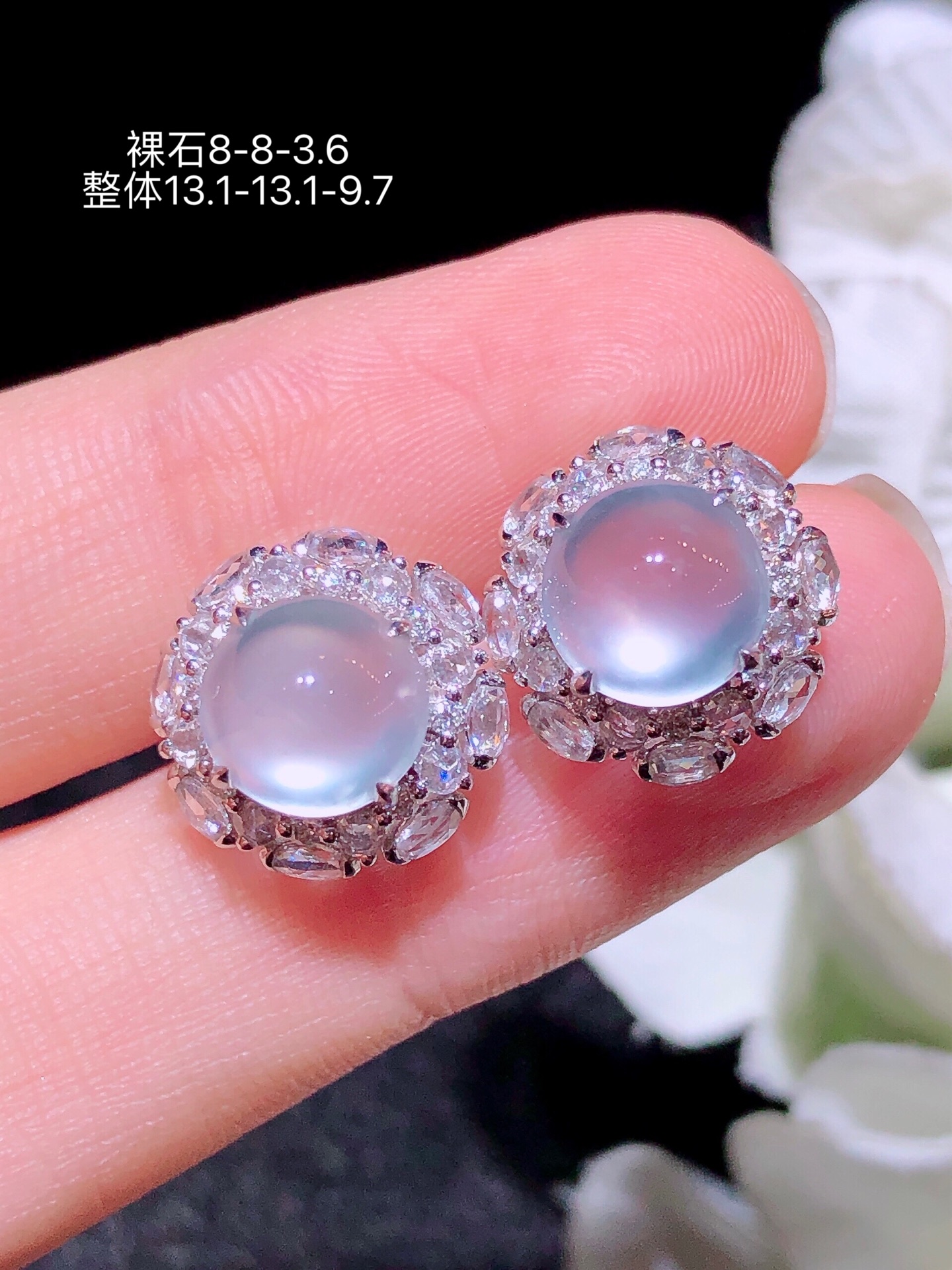 18K金镶冰种蛋面耳钉，水润色艳，品相饱满，苹果拍摄，实物更好看，13.1-13.1-9.7