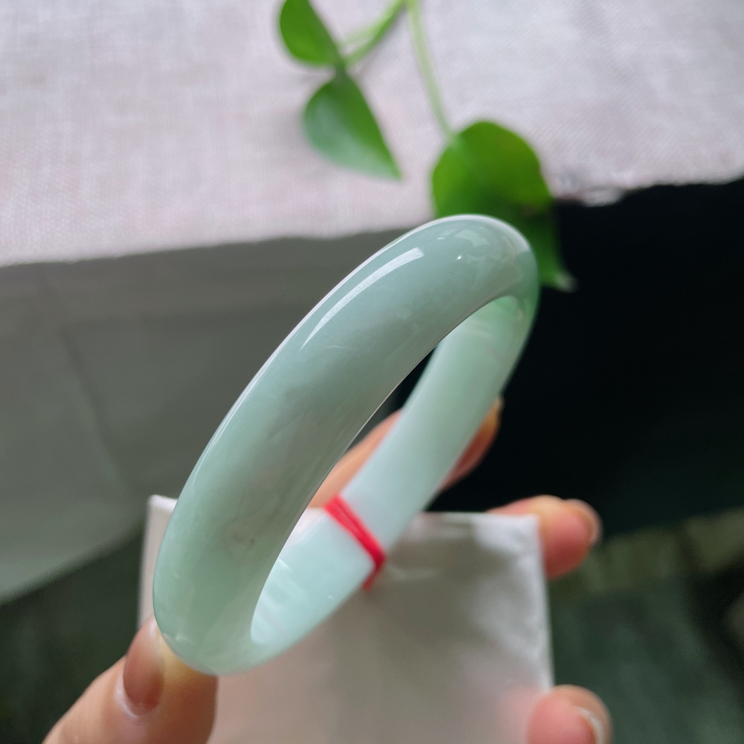58.4/12.9/8.2，飘绿正圈，无裂，清底浮一抹翠影，浅浅绿意悠然绽放，似春风拂过湖面，灵动雅致。ss ss54895a