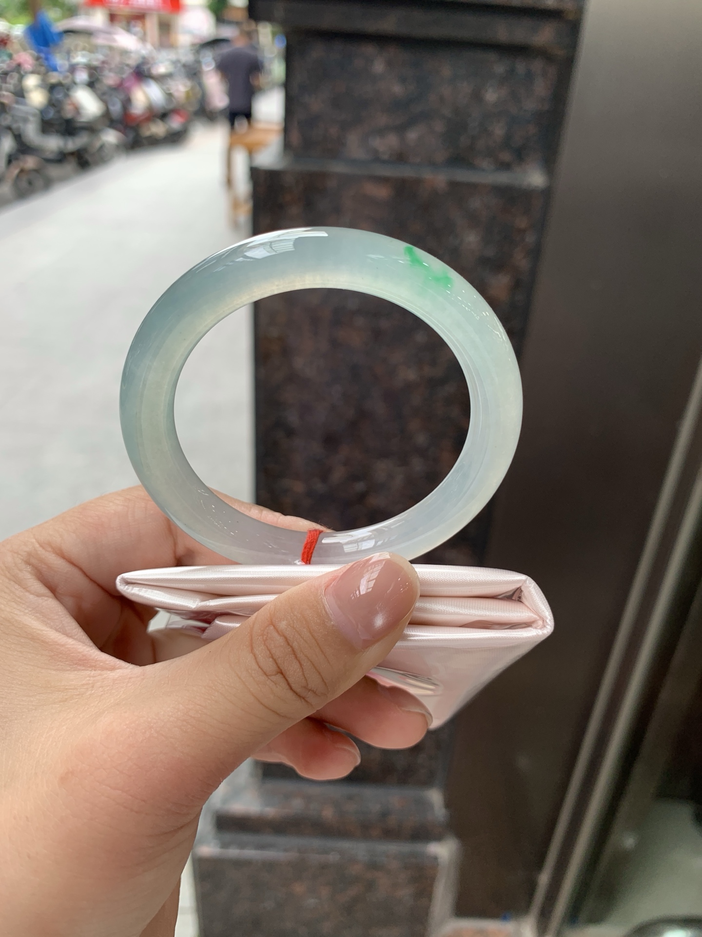 冰绿圆条，51.5-8.3-8.6，0805-N1295，无裂，底妆冰润清透，鲜艳的阳绿色花娇艳迷人。