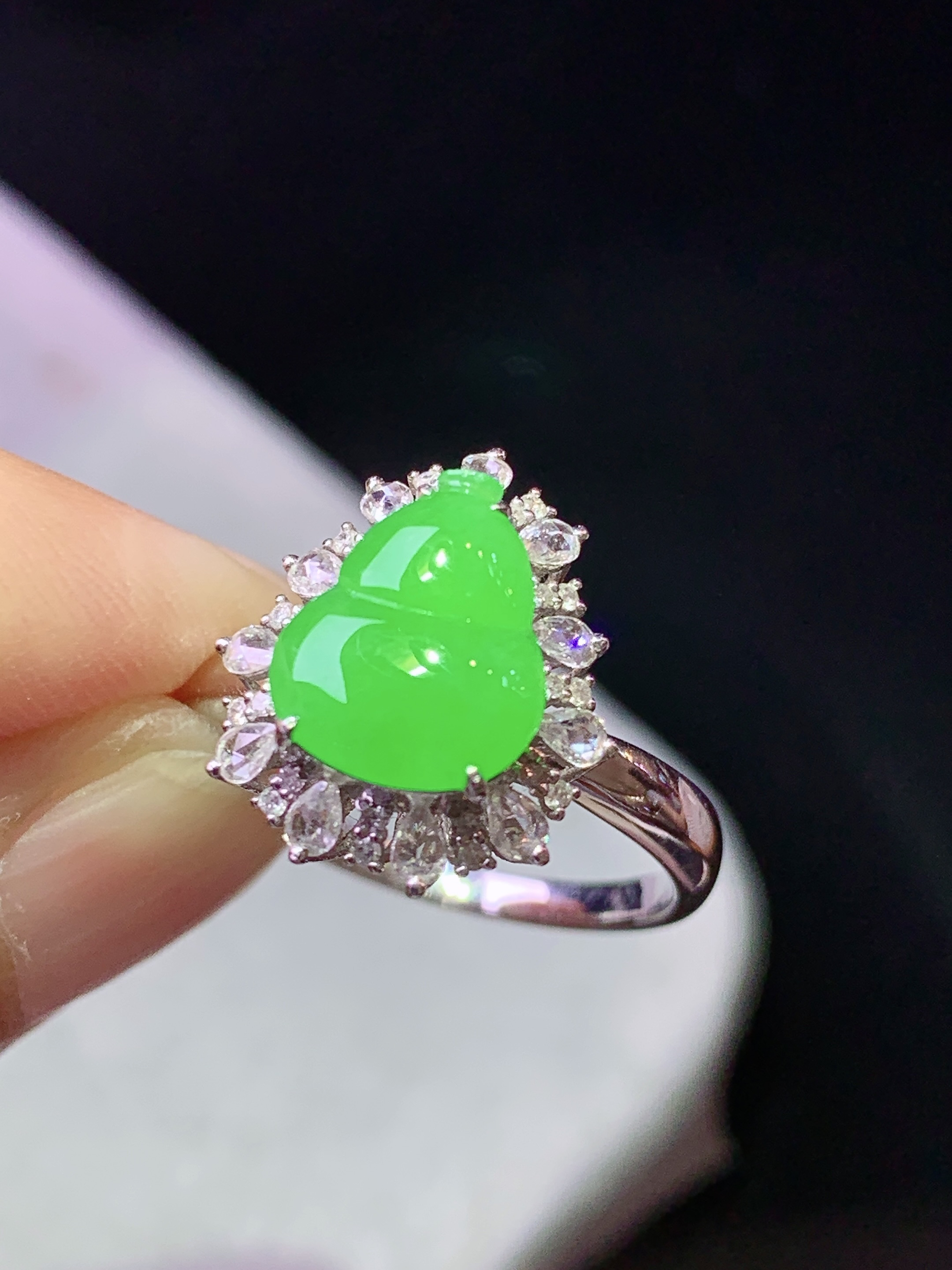 18k金钻镶嵌阳绿葫芦戒指 玉质细腻 色泽艳丽清新 水润亮眼 圈口15 整体尺寸15.5*13.2*9 j3