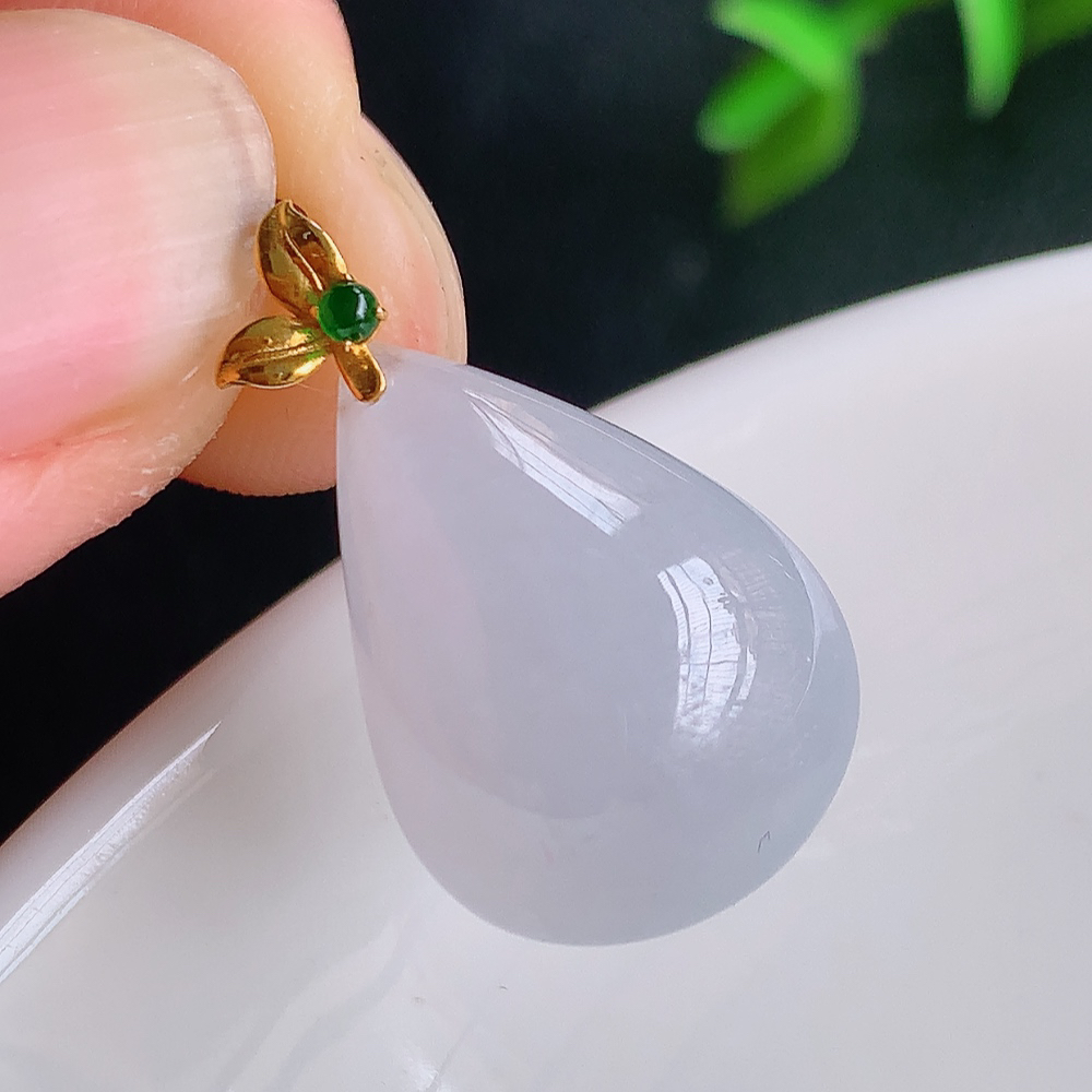 18k金扣冰润紫罗兰水滴翡翠吊坠，款式新颖时尚，日常百搭的款。满满的份量感，清新自然 上身效果优雅迷人！性价比超值  W415.3  整体尺寸：23.8-14-8.8mm  裸石尺寸：20-14-8.8mm