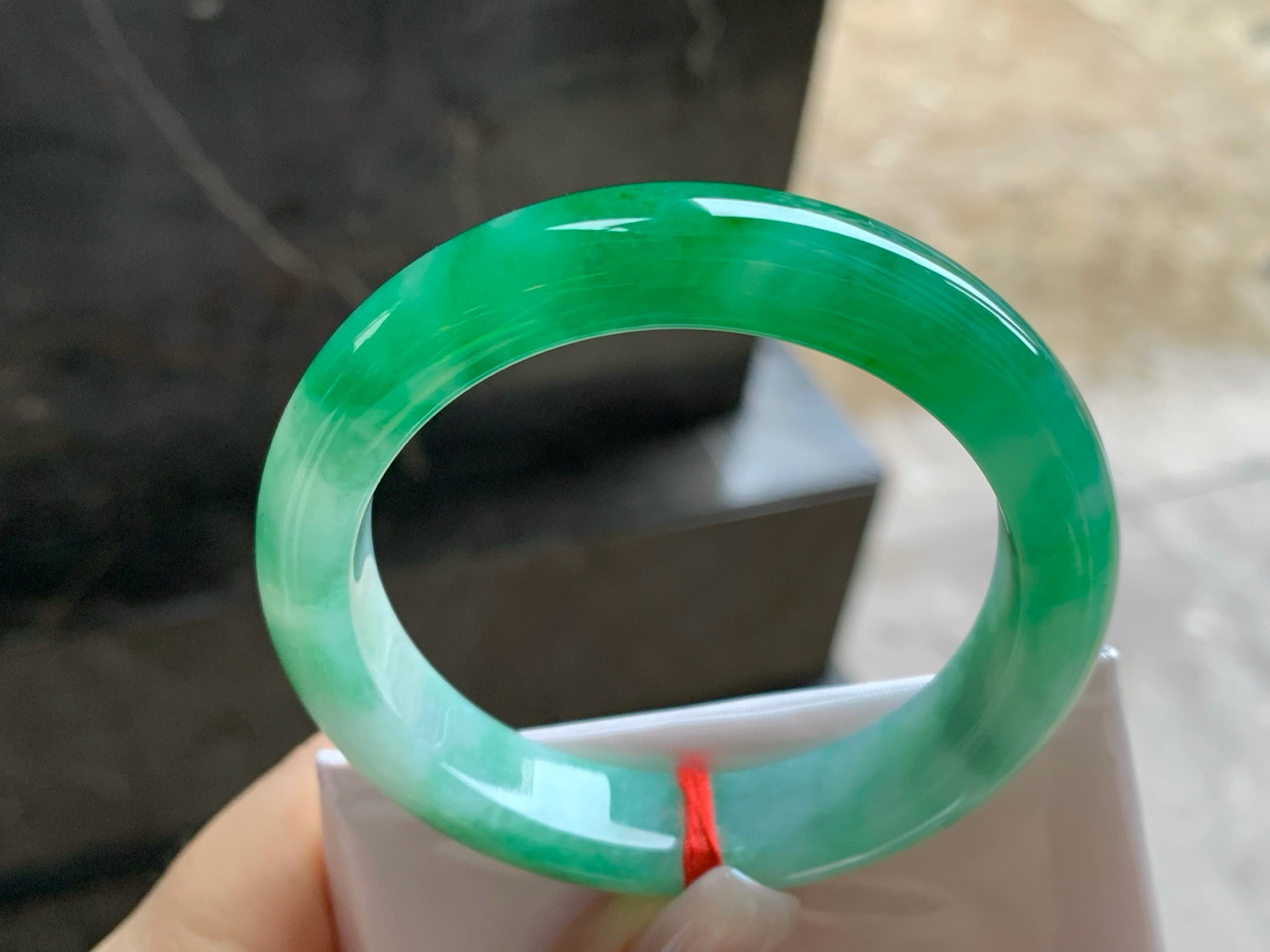 51.7-11-8.5
带色手镯^_^有种有色～绿色浓郁精品小圈口