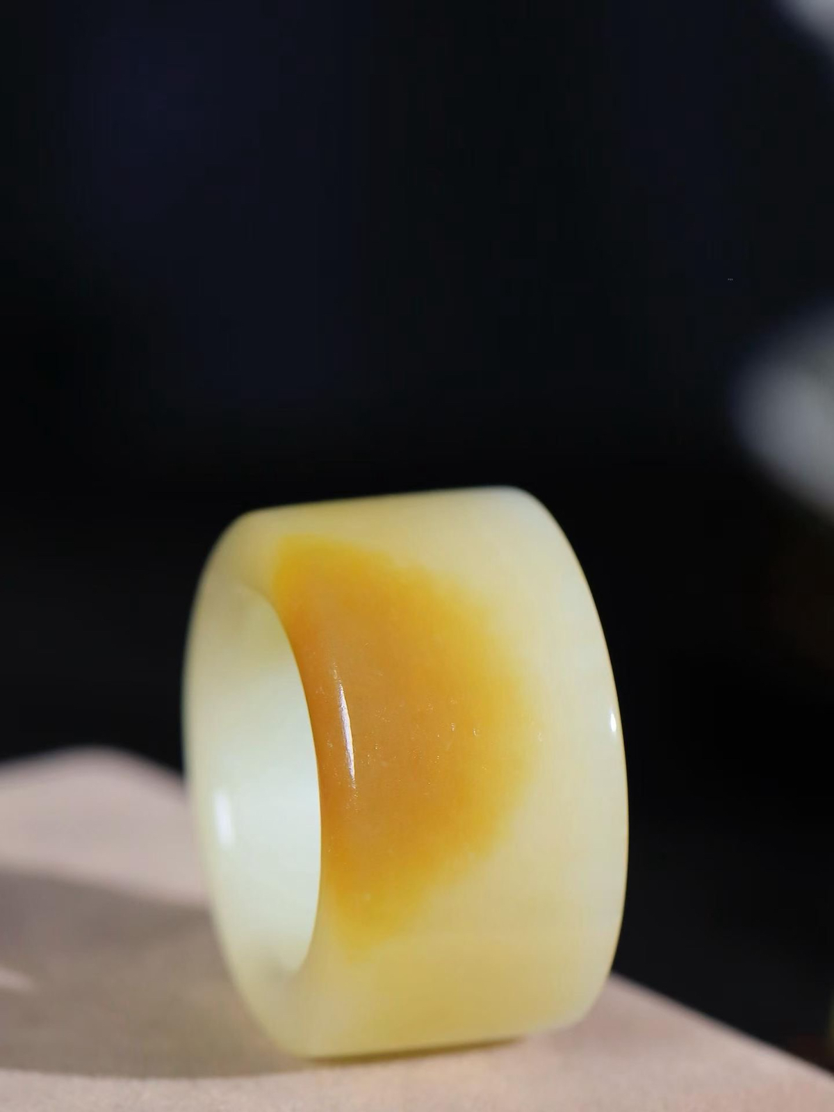【古韵·扳戒】

精品和田玉糖白玉扳指，玉质温润，油润感十足， 整器古韵生辉。优雅高贵。运筹帷幄于掌中，决胜于千里之外。
重28.31克 内径圈口21.6mm  尺寸18.5-6.2mm  FDT-5980400
