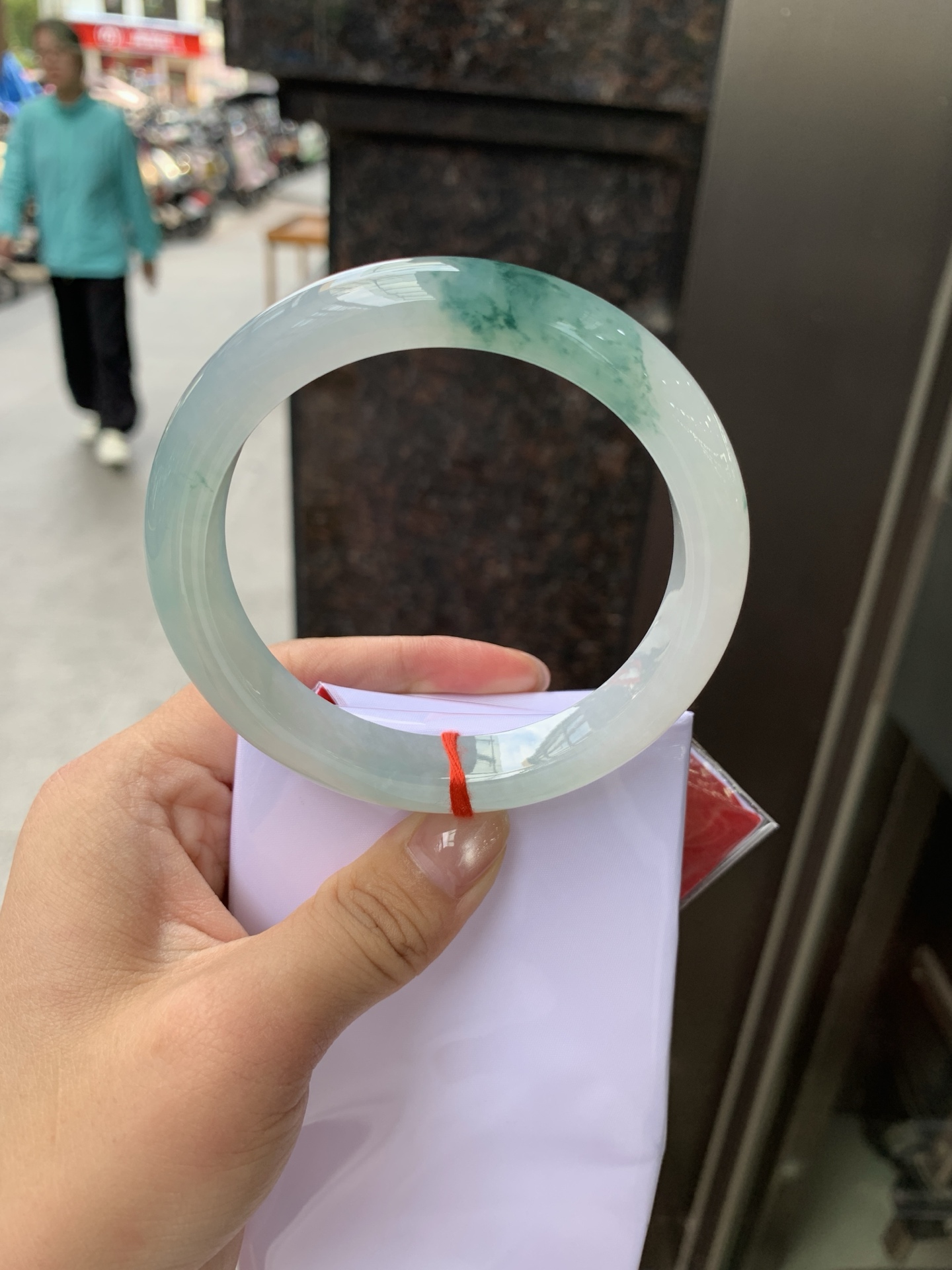 冰飘花正圈,62.3-12.1-8.8,0805-174-46,无裂，底妆冰透胶润，飘花灵动飘逸，勾勒出一幅唯美诗意的山水意境画，古典优雅又秀气