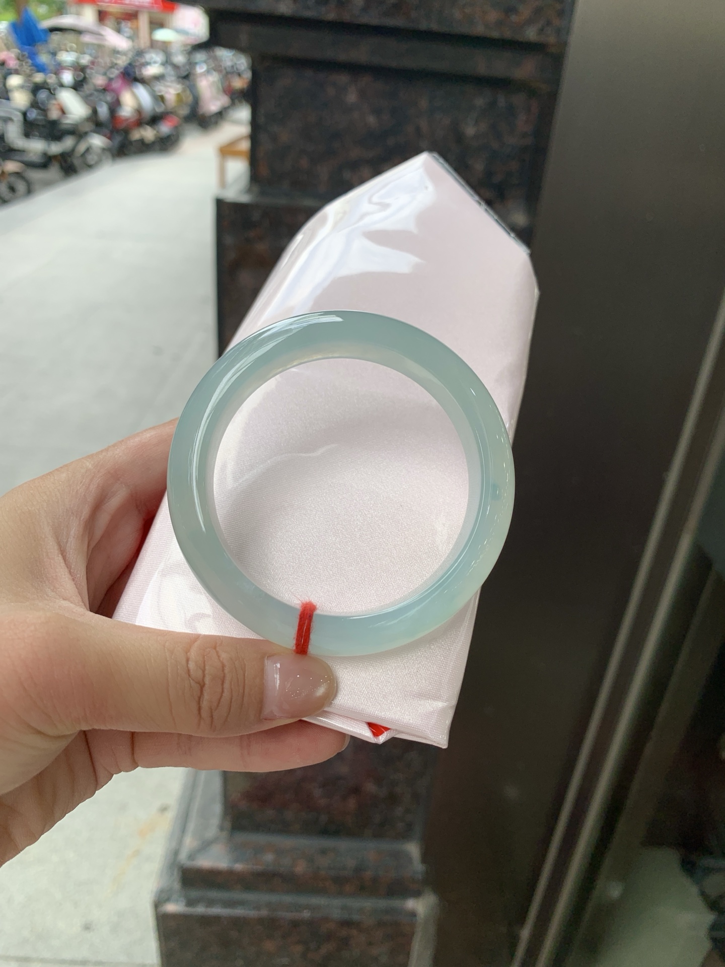冰蓝正圈, 0805-N1296-2, 无裂，底妆冰润，千变万化的冰晴蓝底色，拥有海的颜色，却散发着星空的光芒，这是一只来自冰川蓝的清冷气质仙女镯。