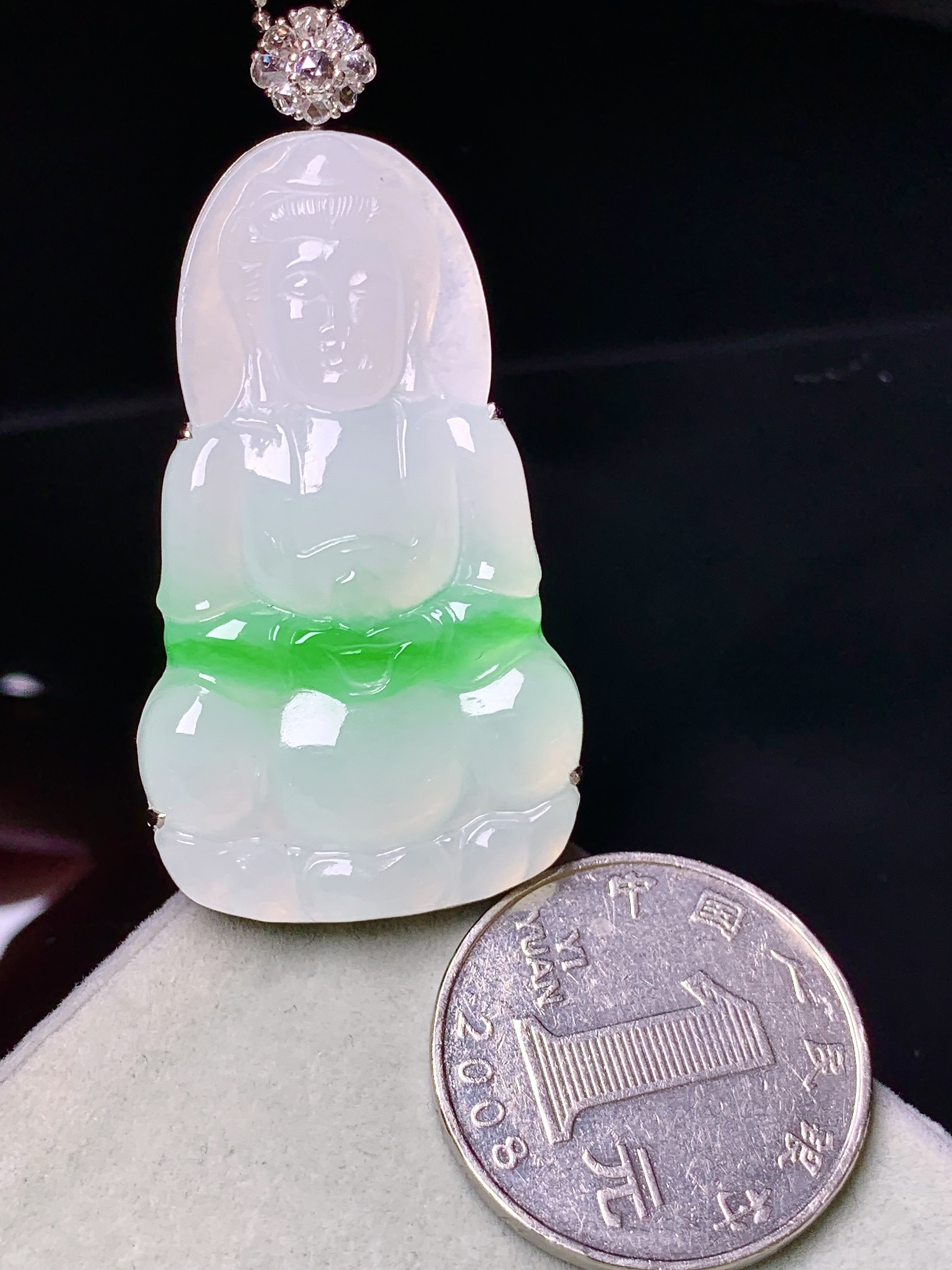 18k金钻镶嵌飘绿观音菩萨吊坠 玉质细腻 色泽艳丽清新 水润亮眼 整体尺寸51.8*25.8*7.2 b4