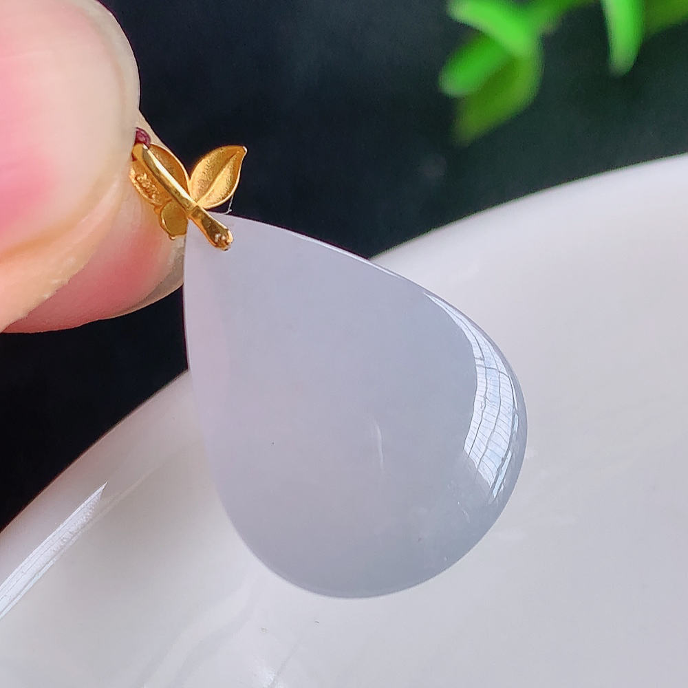 18k金扣冰润紫罗兰水滴翡翠吊坠，款式新颖时尚，日常百搭的款。满满的份量感，清新自然 上身效果优雅迷人！性价比超值  W415.3  整体尺寸：23.8-14-8.8mm  裸石尺寸：20-14-8.8mm