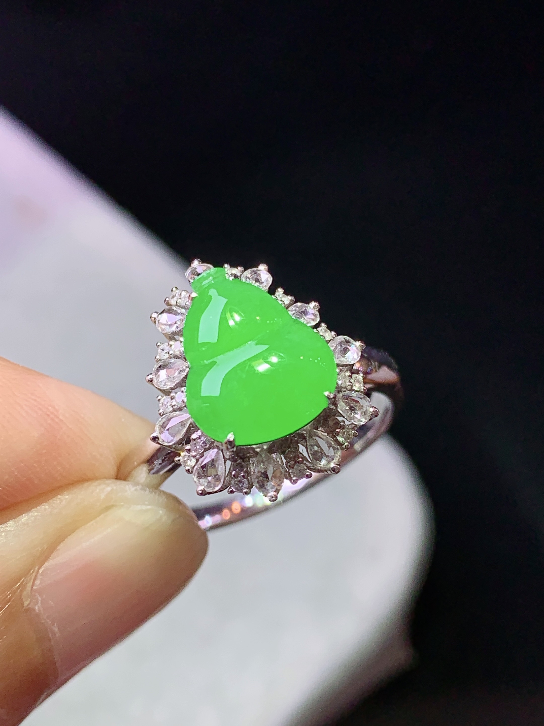18k金钻镶嵌阳绿葫芦戒指 玉质细腻 色泽艳丽清新 水润亮眼 圈口15 整体尺寸15.5*13.2*
