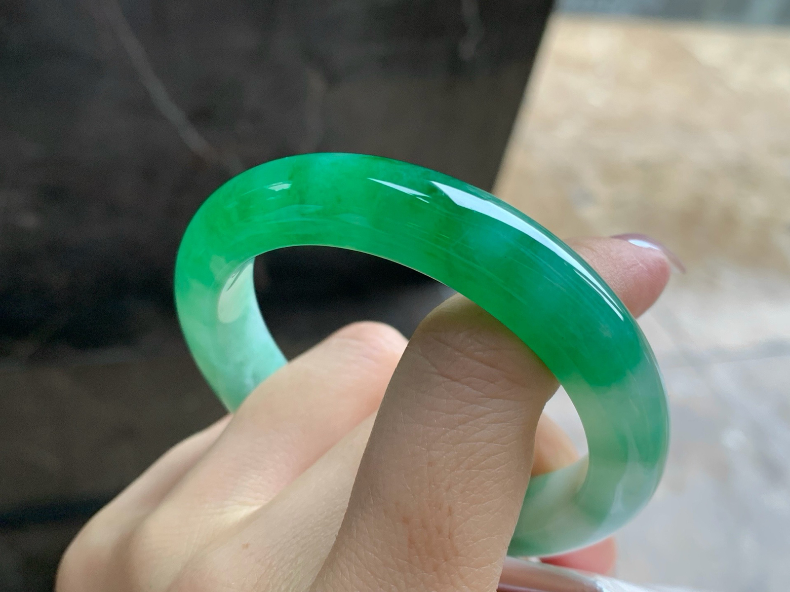 51.7-11-8.5
带色手镯^_^有种有色～绿色浓郁精品小圈口