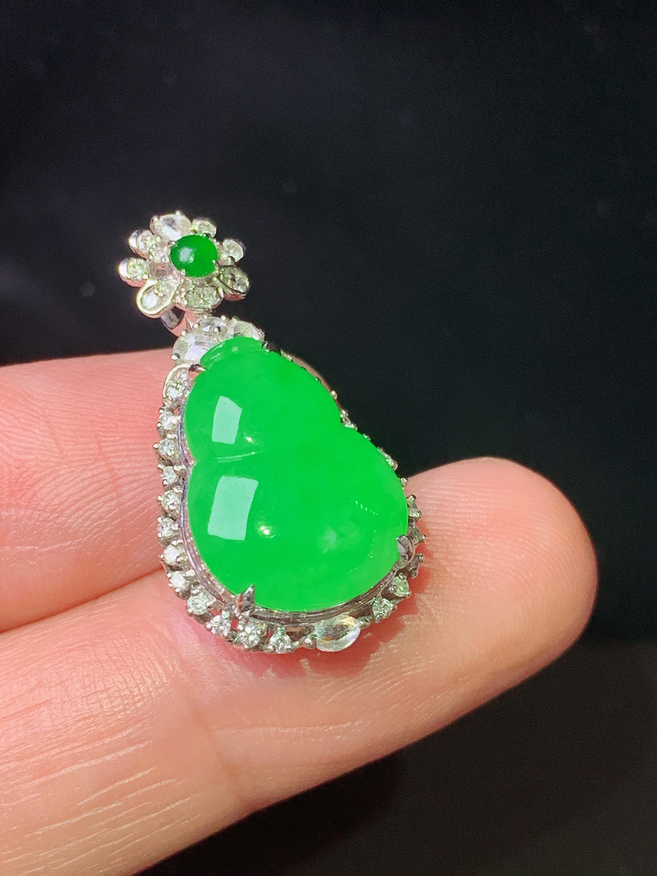 18k金钻镶嵌冰阳绿葫芦吊坠 玉质细腻 色泽艳丽清新 水润亮眼 整体尺寸26.8*14.2*9.6 
