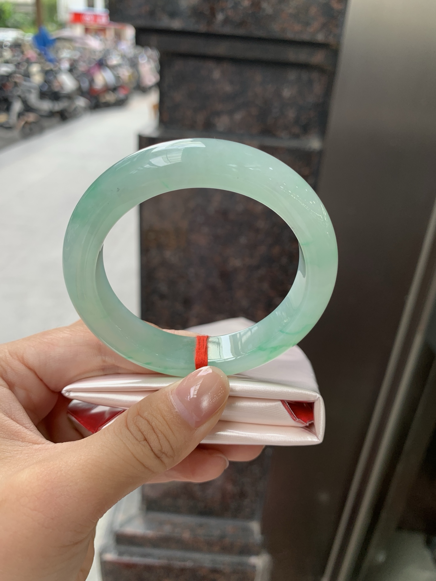 飘绿正圈，53.4-12.1-8.9，0805-N1300，无裂，底妆水润细腻，通透的苹果绿底色像是被春雨洗过的嫩叶在，阳光下还会透出甜甜的蜜糖光泽，夏日清新感拉满