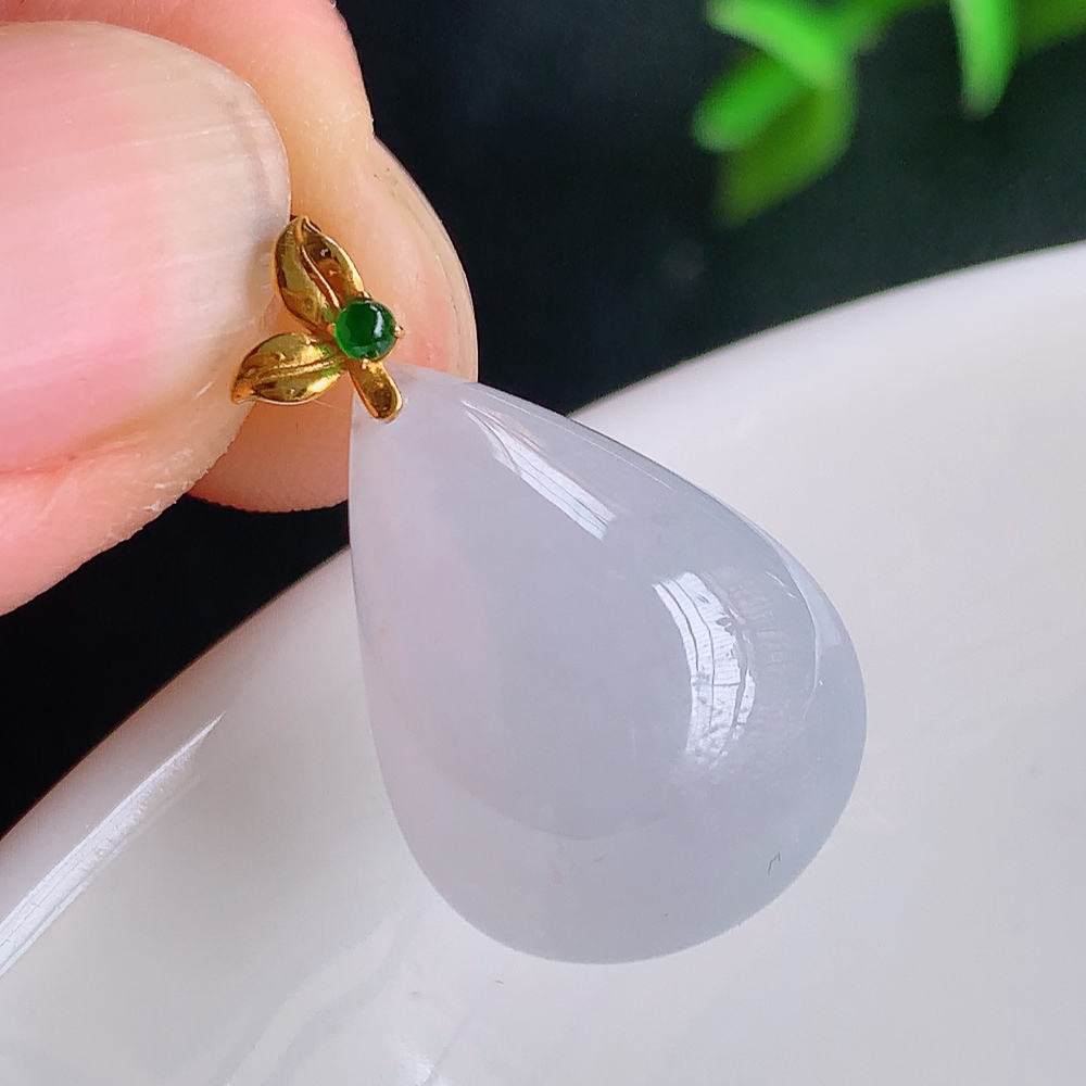 18k金扣冰润紫罗兰水滴翡翠吊坠，款式新颖时尚，日常百搭的款。满满的份量感，清新自然 上身效果优雅迷人！性价比超值  W415.3  整体尺寸：23.8-14-8.8mm  裸石尺寸：20-14-8.8mm