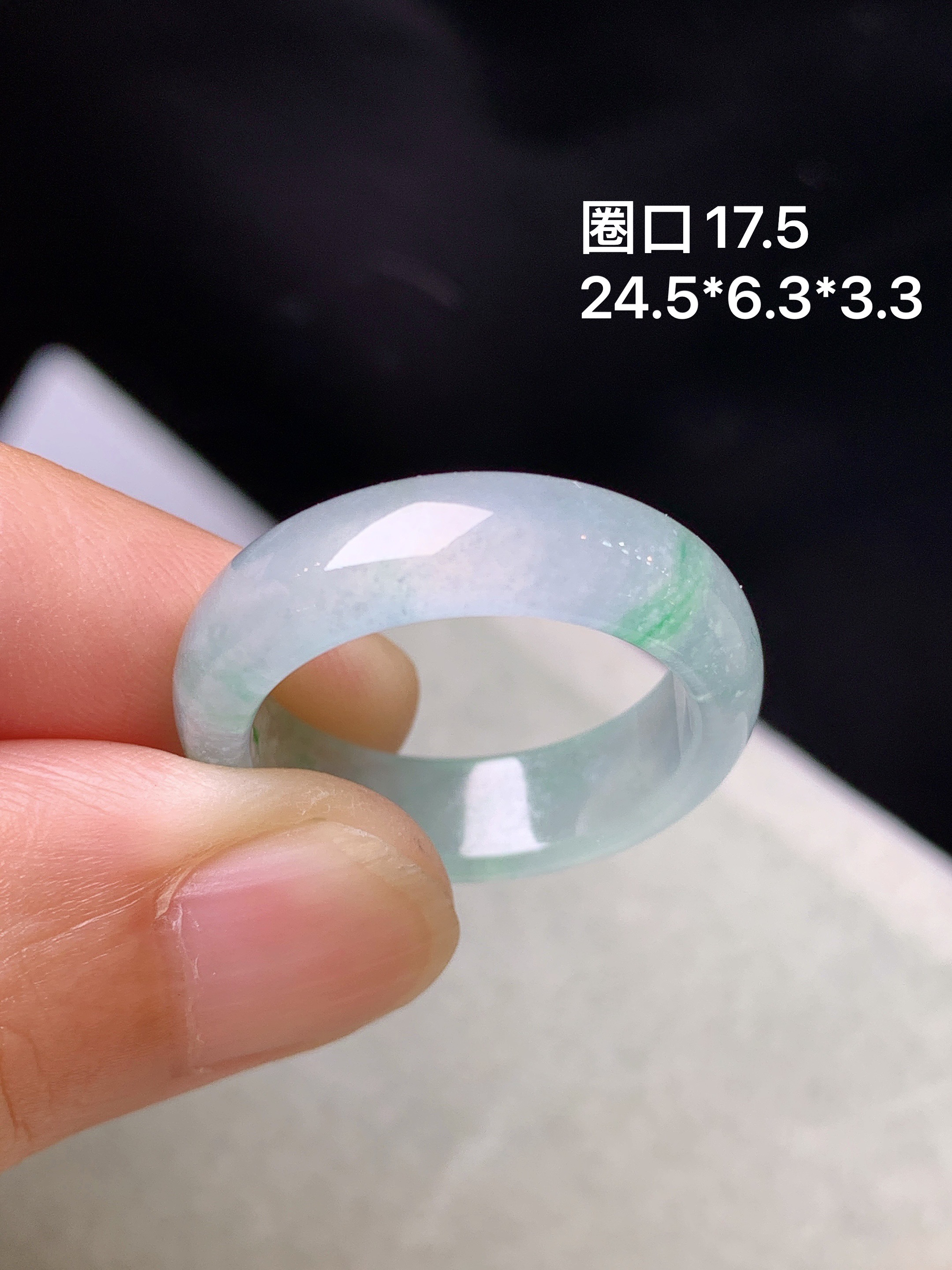 飘绿指环 玉质细腻 色泽艳丽清新 水润亮眼 圈口17.5 整体尺寸24.5*6.3*3.3 j3