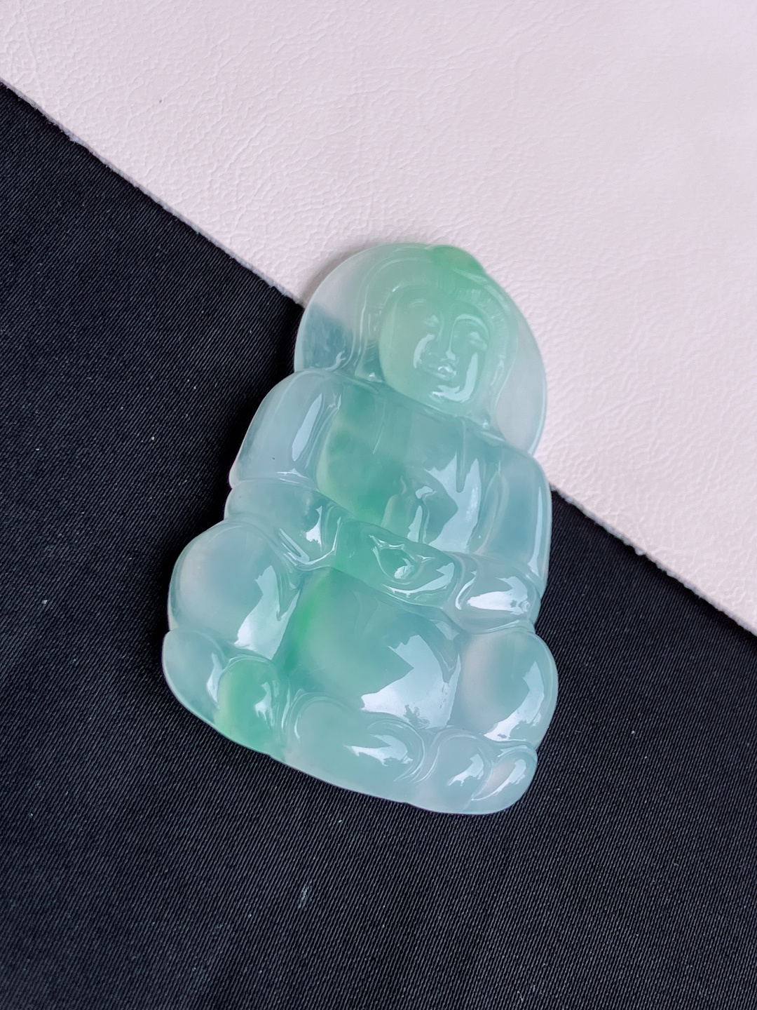 绿底观音，晶莹剔透，面容慈祥，尺寸58.6/36/6/自然光实拍