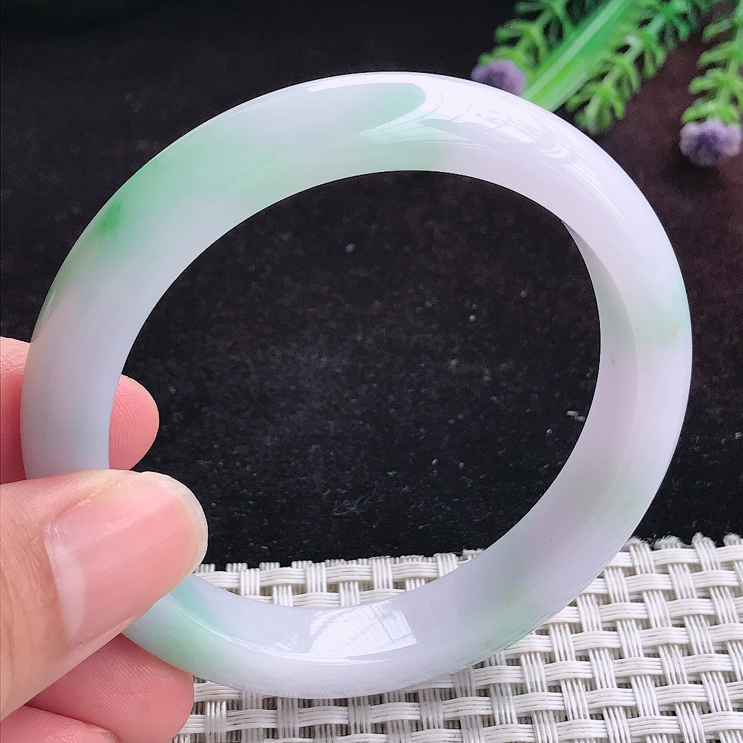实拍A货翡翠56.5/11.7/8.5老坑精美飘阳绿手镯宽边玉镯平安镯百搭