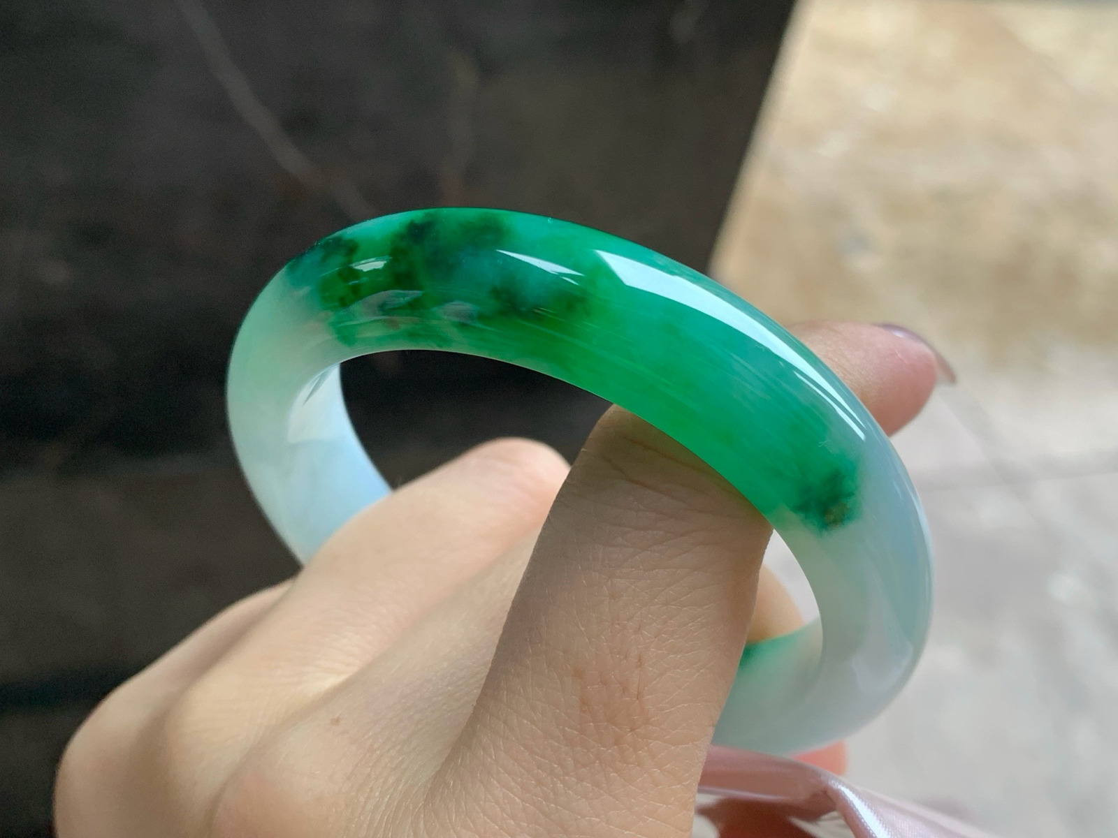 52-12.2-8.2
飘色手镯^_^底子细腻 绿色浓郁漂亮