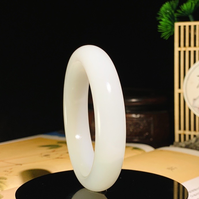 ￼ 51圈口 新疆和田玉羊脂白手镯！51圈口宽12玉质细腻油润 底色纯净 无裂无杂 脂粉好，品质高。lt260805