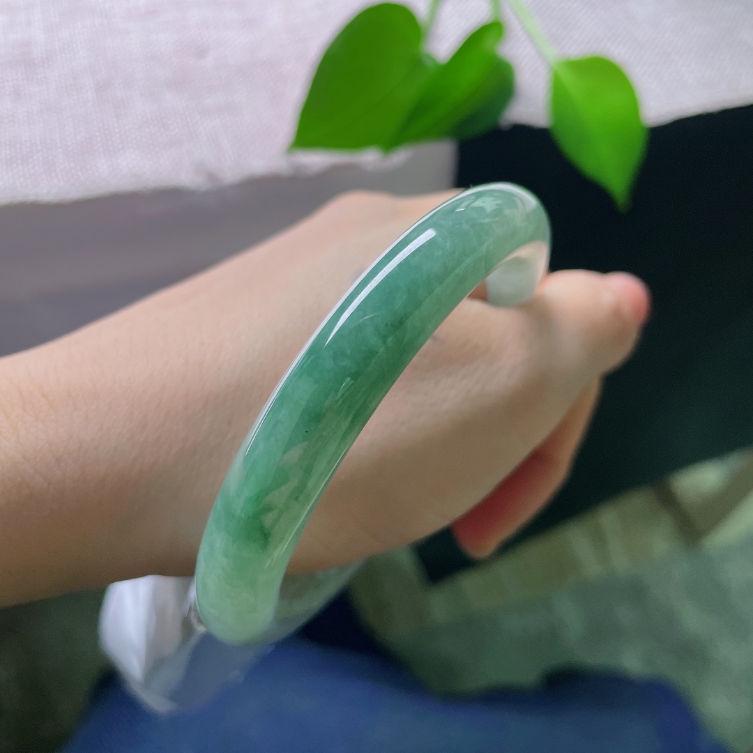 油青圆条，一丝纹，特色半山水翡翠圆条，底色清润，俏绿亮眼，复古镯型，佩戴温柔出彩。ss56736a
