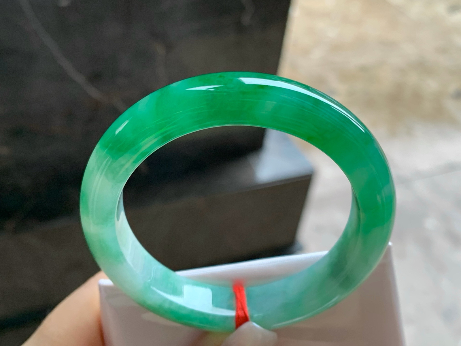 51.7-11-8.5
带色手镯^_^有种有色～绿色浓郁精品小圈口