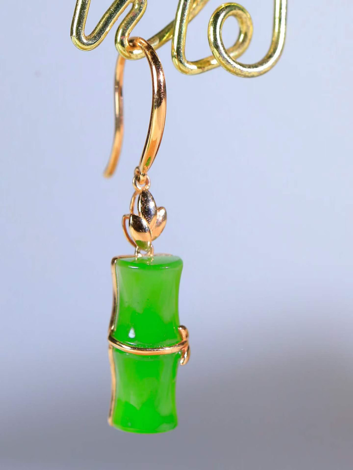 【金镶玉.节节高升.耳坠】

精品和田玉碧玉18k金镶嵌竹耳坠，玉质温润细腻，苏工精雕竹节，竹子品德高尚，生而有节，象征气节正直、不屈不俗。竹叶纤秀俊逸，舒展自如，迎风摇曳，柔美清逸，清新典雅。️整器画面空灵简洁佩于胸前，寓意祝福，高风亮节，步步高升。
尺寸取一15.2-5.8mm总重2.85克  6680312A