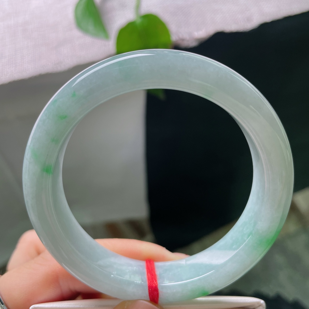 57.2/13.4/9.5，飘绿正圈，有棉线，底色柔和，鲜活翠绿色零星散落镯身，如同春风拂过泛起的点点翠意，上手自带温婉沉静的东方气韵，ss56720a